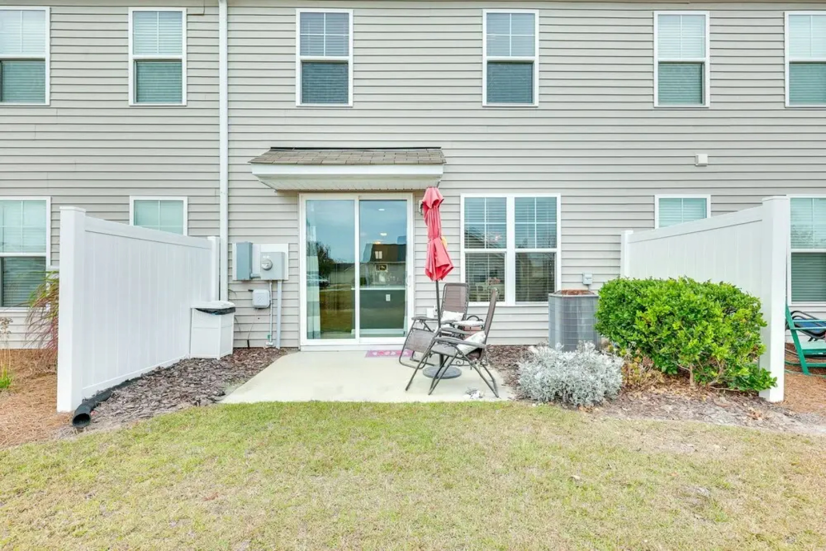 Sweet Dreamin Townhome ~ 7 Mi to Beach!