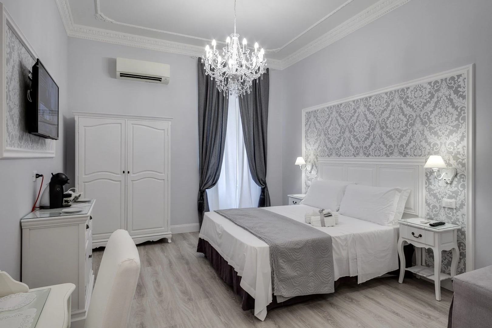 Charme & Chic Luxury