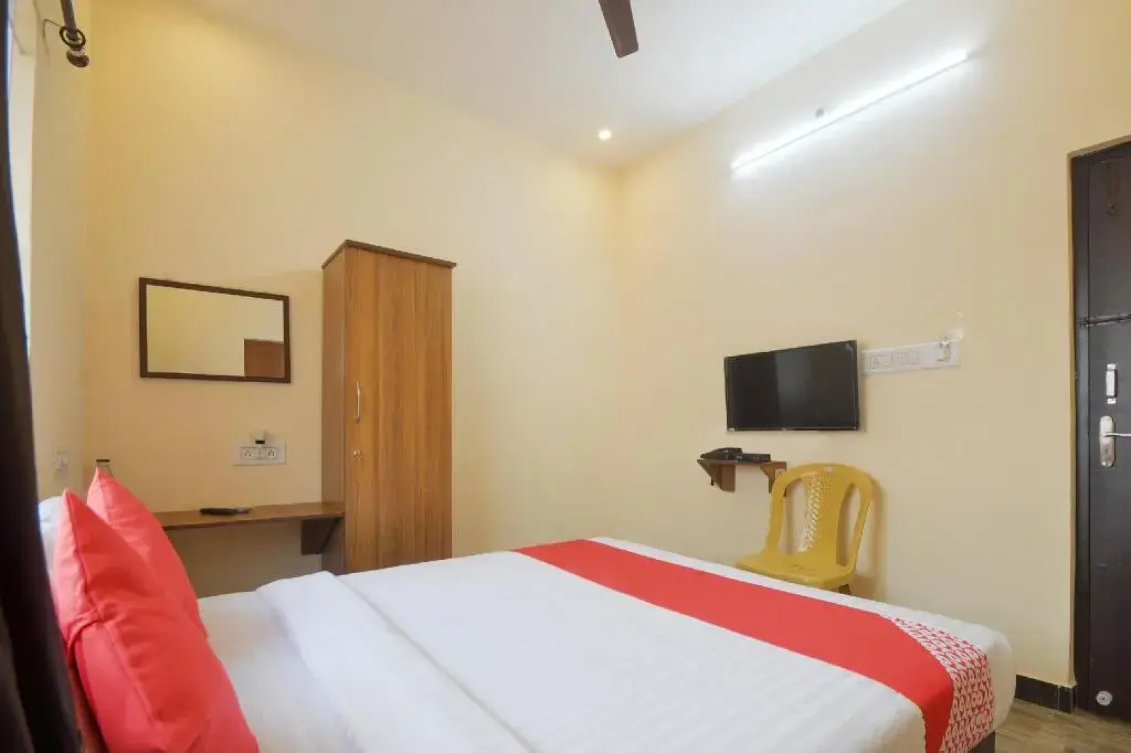 Happy Inn by OYO Rooms