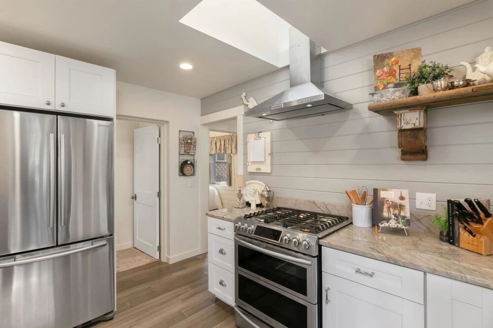 Red Door Cottage by Avantstay Cute Cottage w/ Ocean Views 1 Block From Beach!