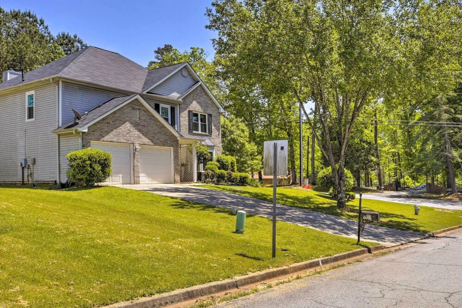 Pet-friendly Home w/ Yard ~ 15 Mi to Atlanta!