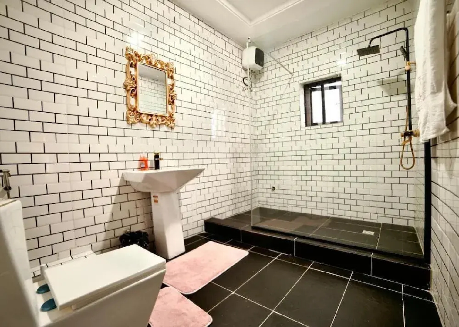 247 Luxury Hotel & Apartment Ajah