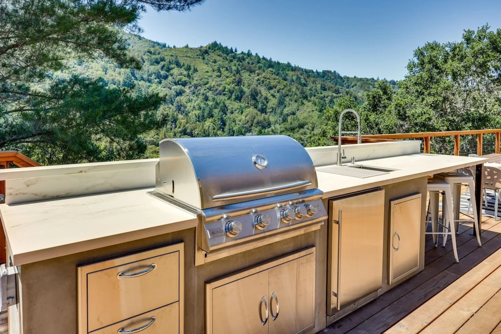 Unique Larkspur Cabin w/ Treetop Mountain Views!