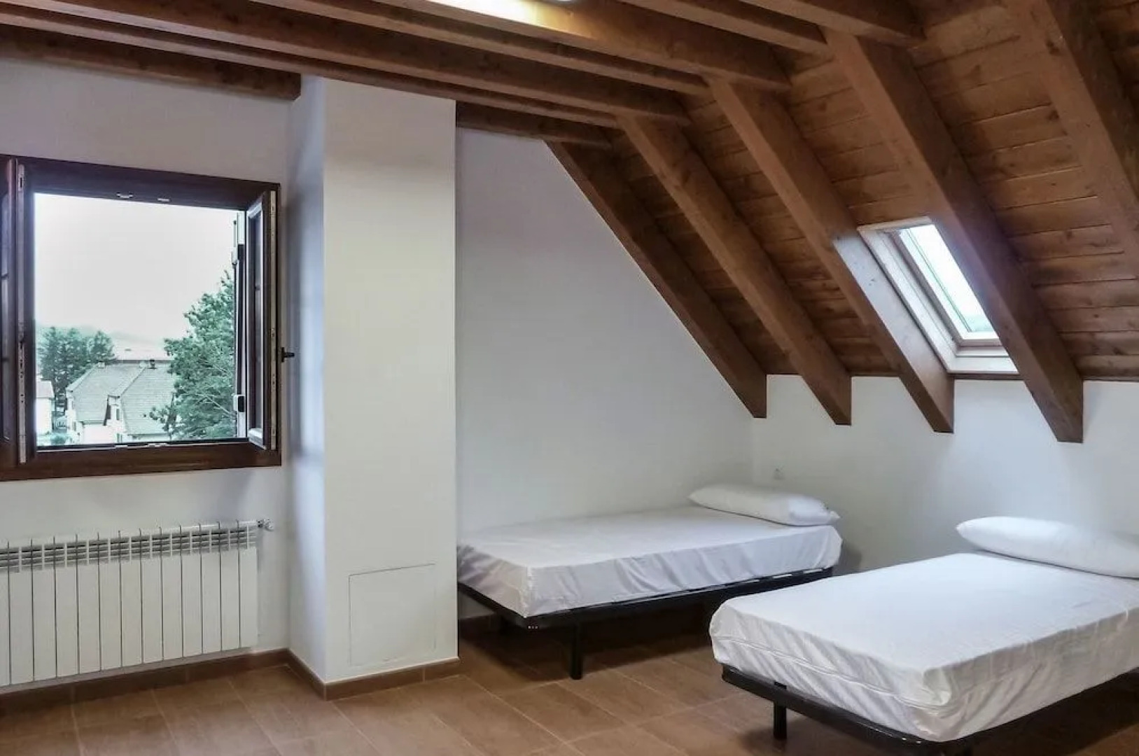 Hostal y Albergue Haizea - Hostel