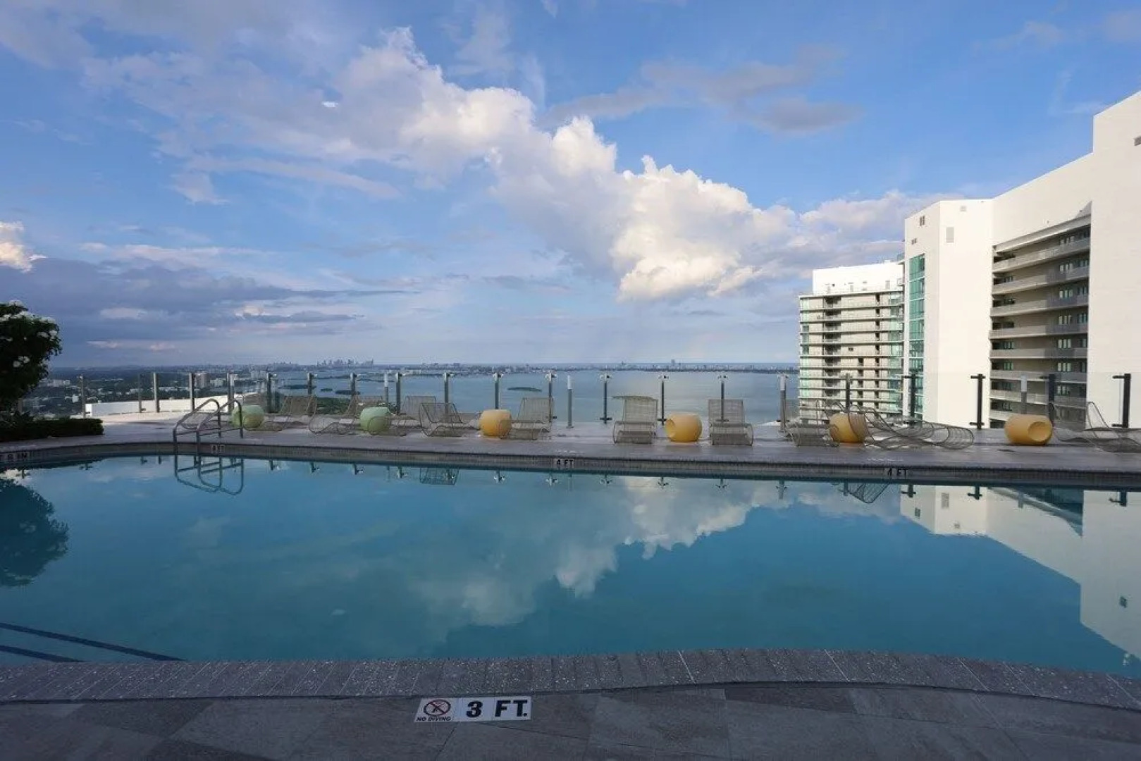 King Bed Full Service Apt