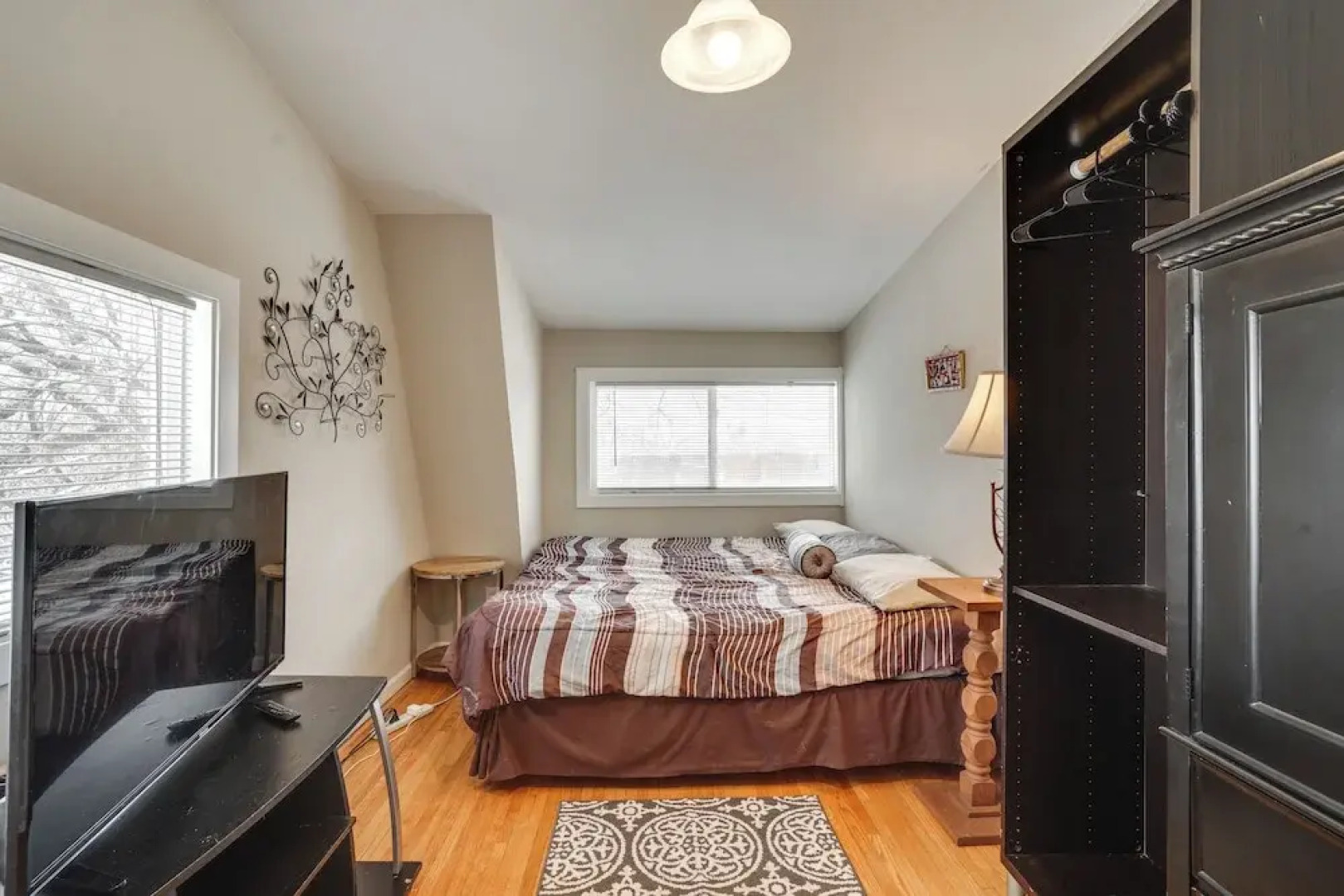 8 Mi to Downtown: Convenient Minneapolis Home