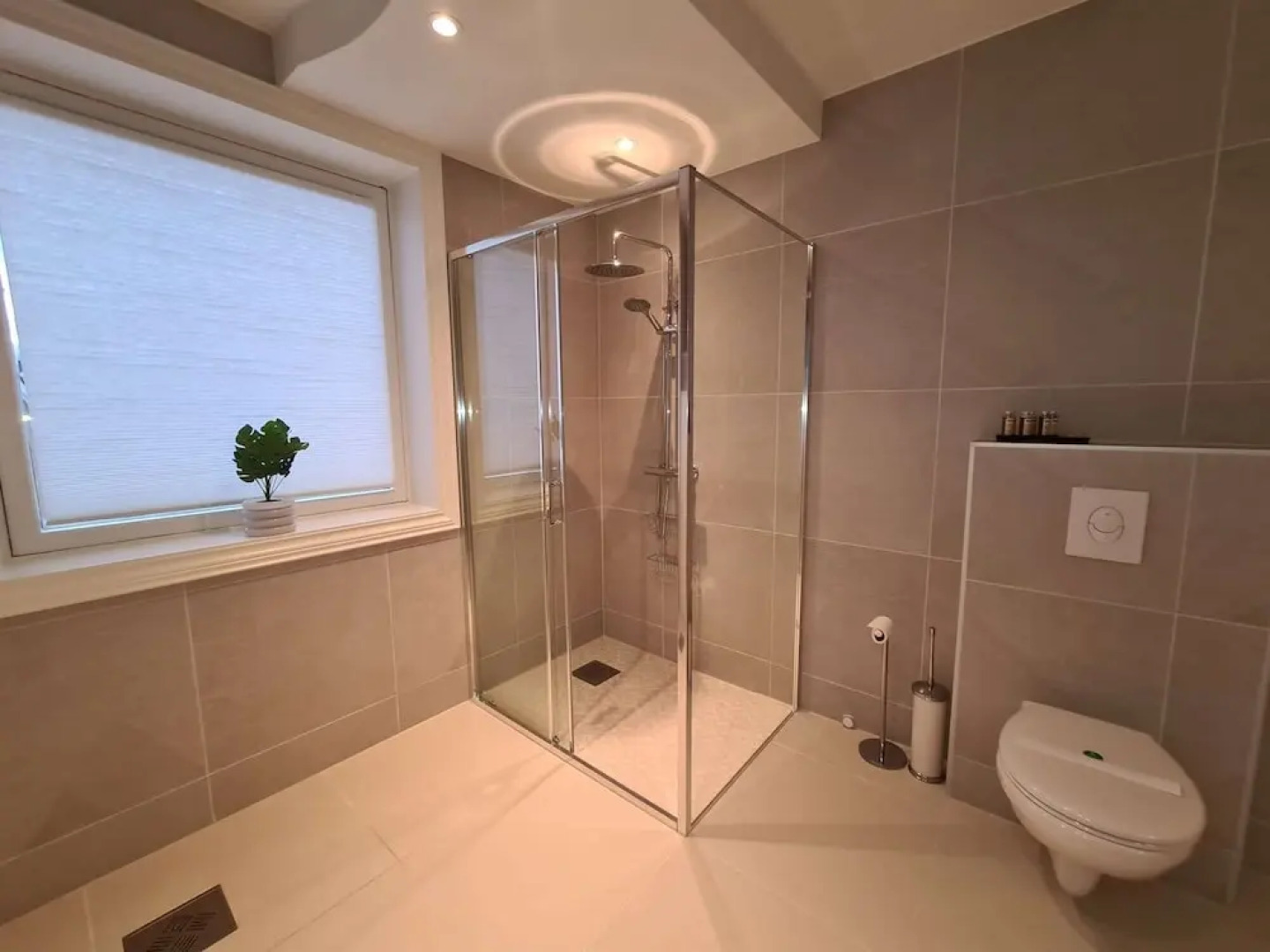 Beautiful, Spacious And Modern, 2-bedroom, Near Center, Free Parking