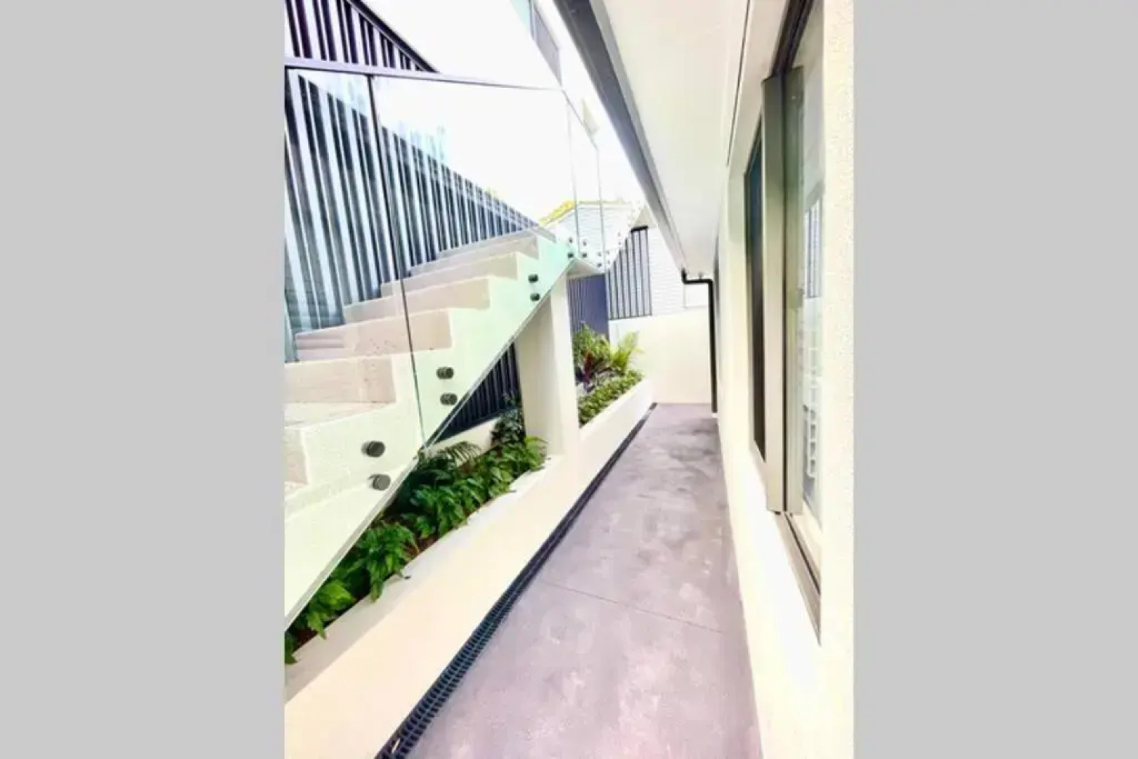 Quiet private getaway, private gym walk 2 beach