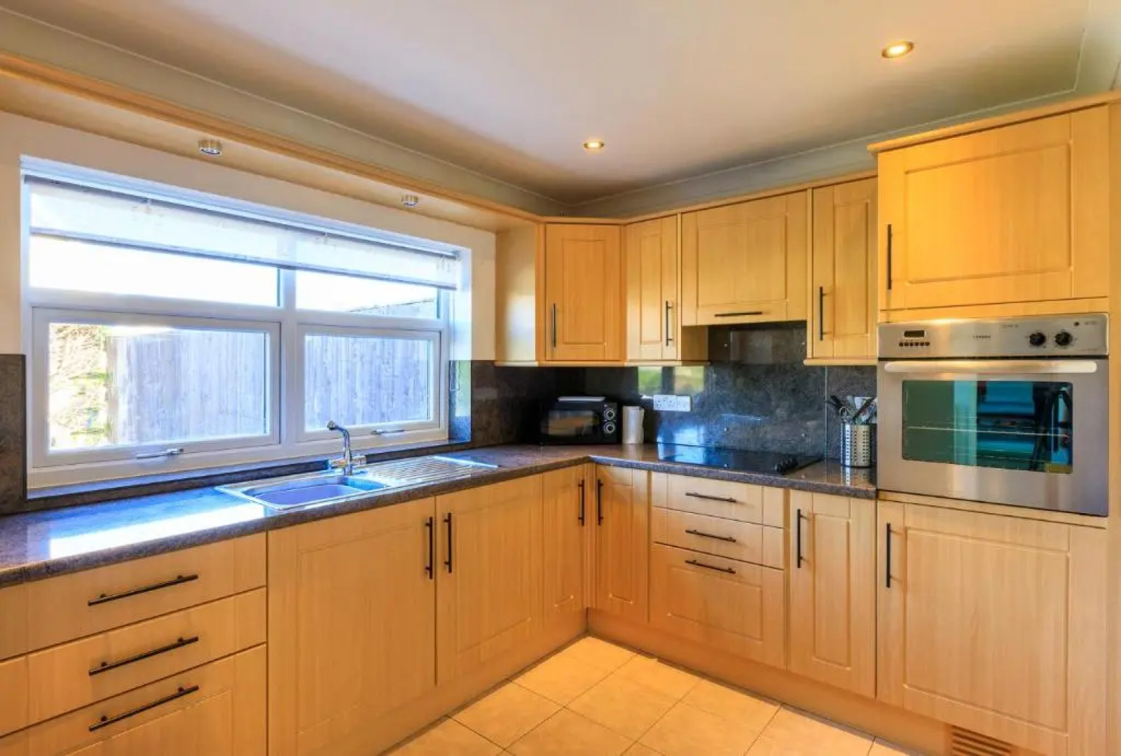 Cottage sleeps 6 within 5 mins from the sea