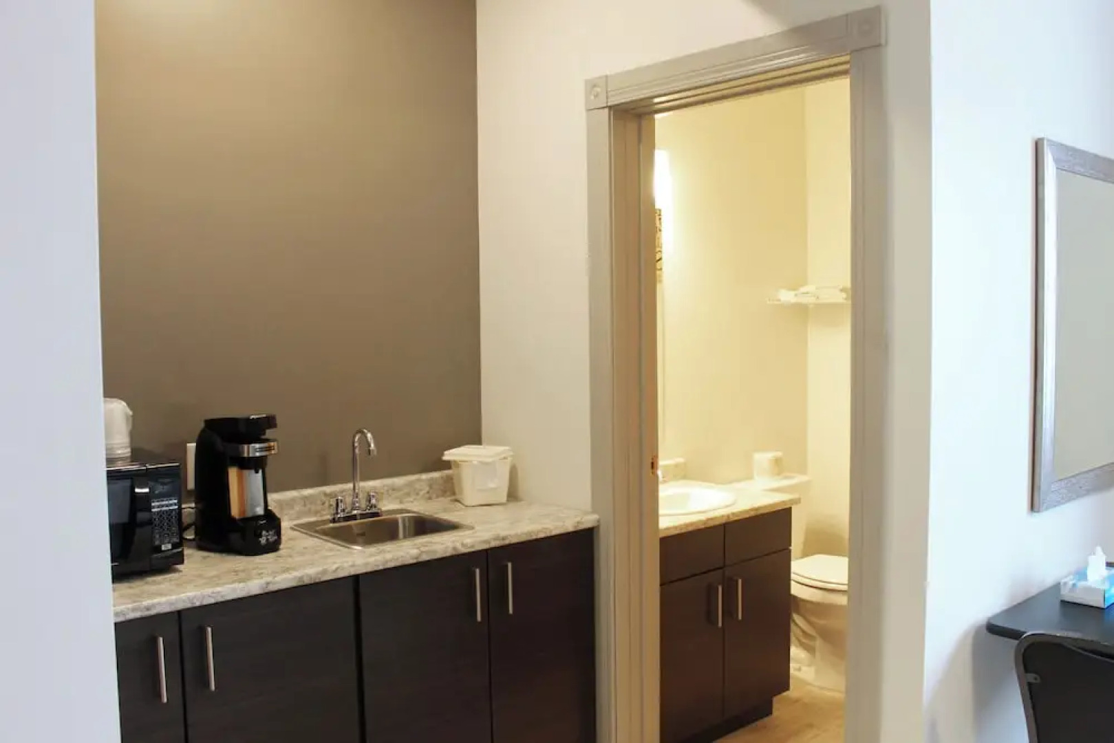 Roadhouse 52 Inn & Suites