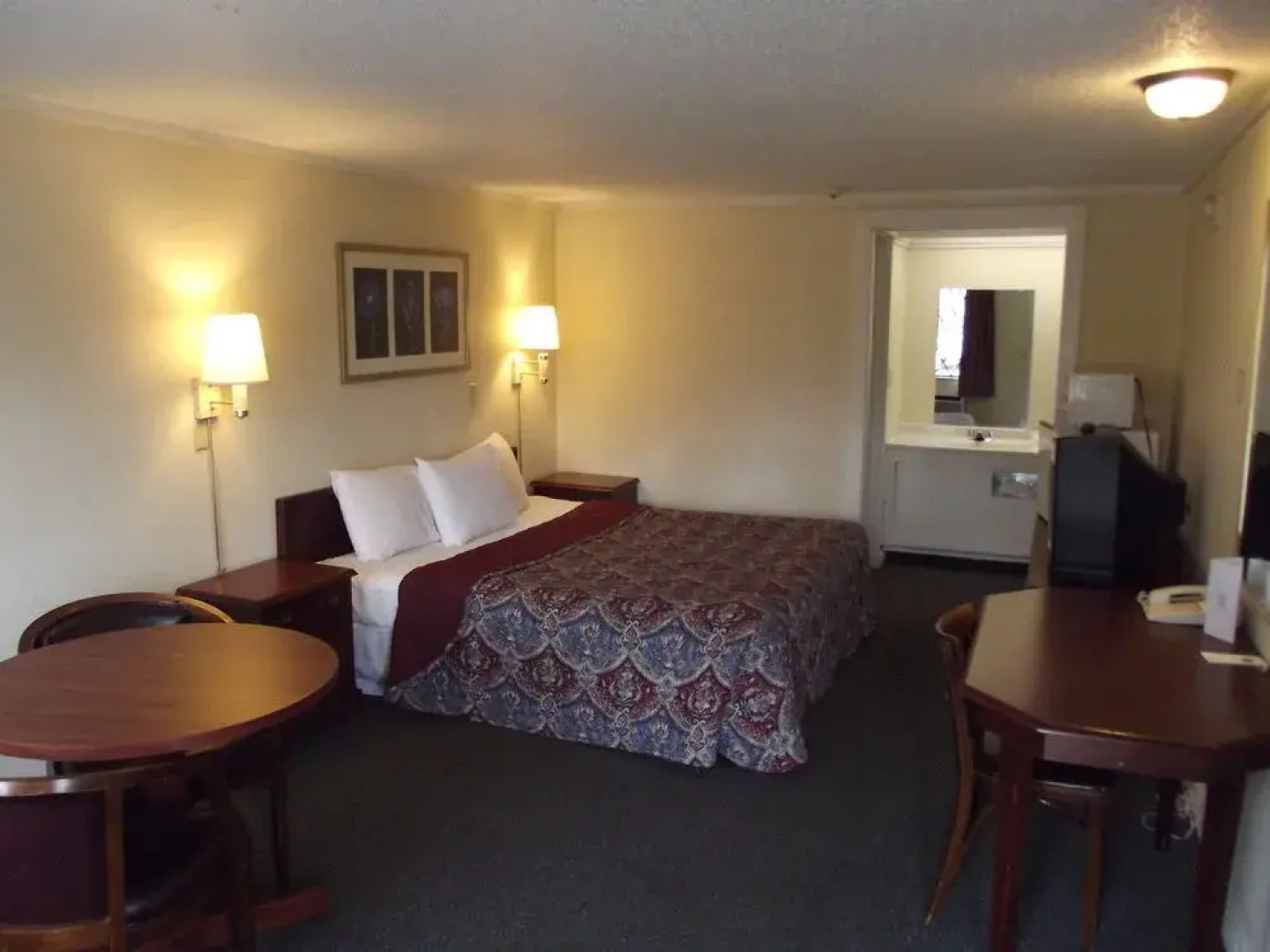 Knights Inn - Macedonia