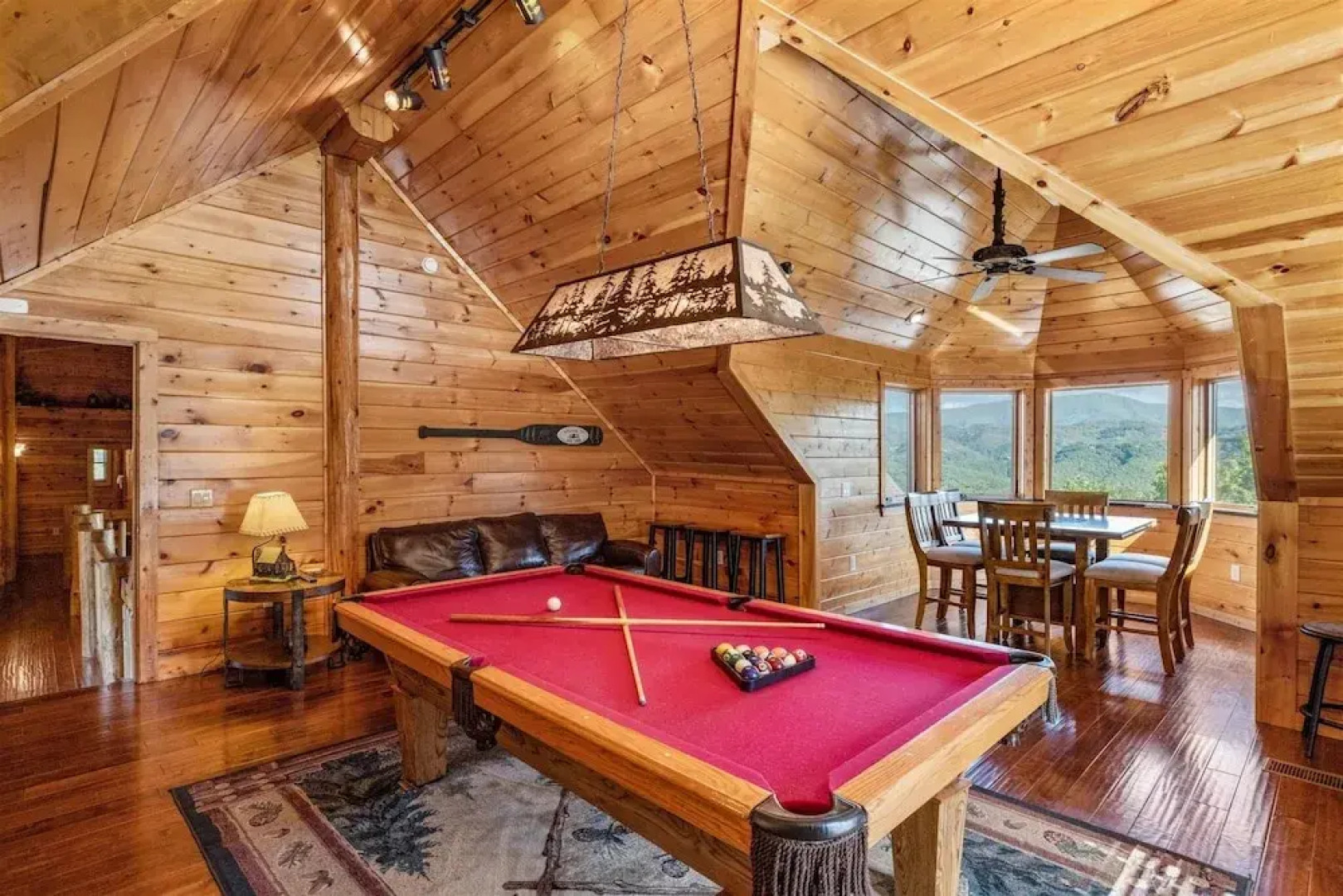 Paradise Point 4 Bedroom Cabin by RedAwning