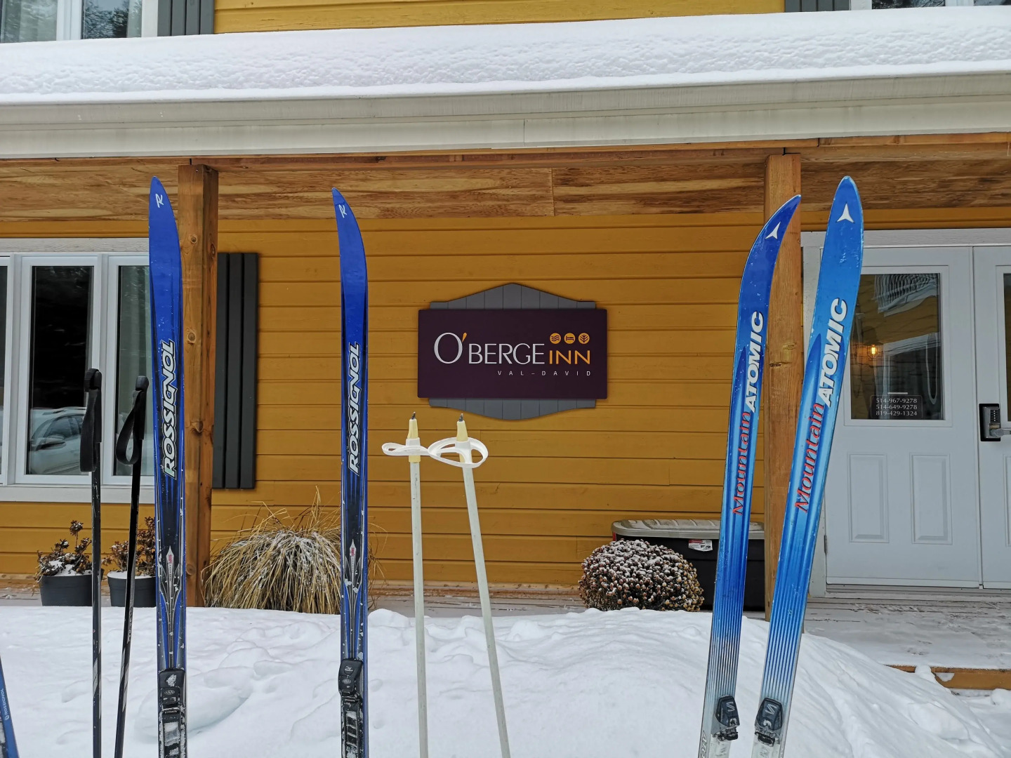 Oberge Inn  Riverside guest room in Val-David village with free parking