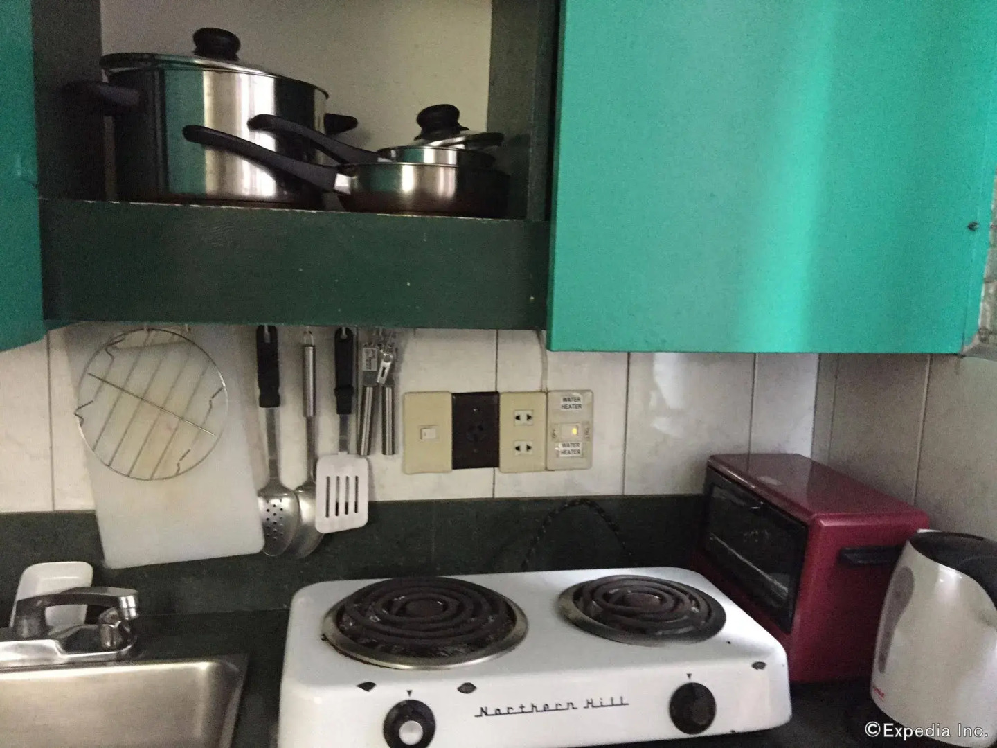 Broadway Court Apartelle