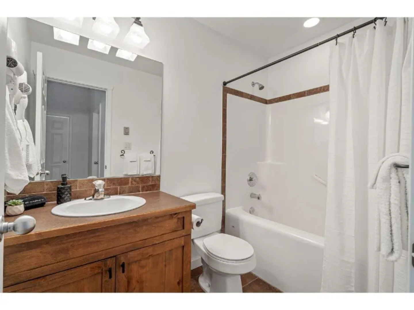 The Grizzly House I Sleep 7 I Patio & BBQ I 55 TV