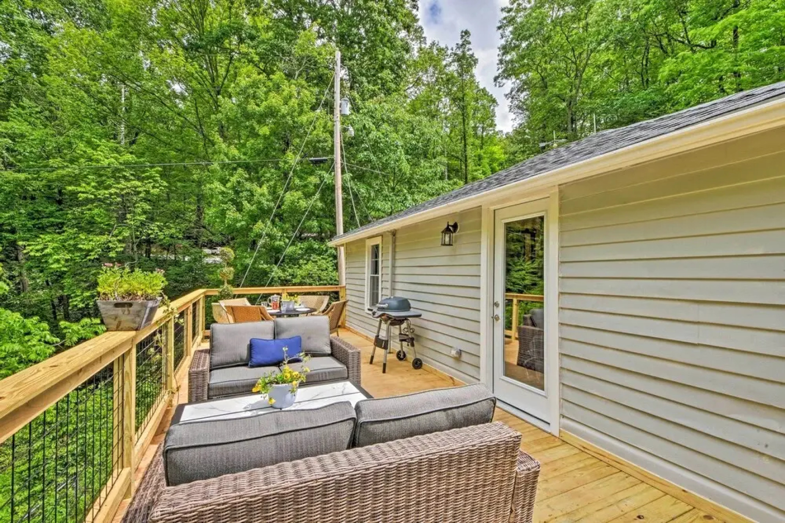 Renovated Highlands Cottage 3 Miles to Downtown!