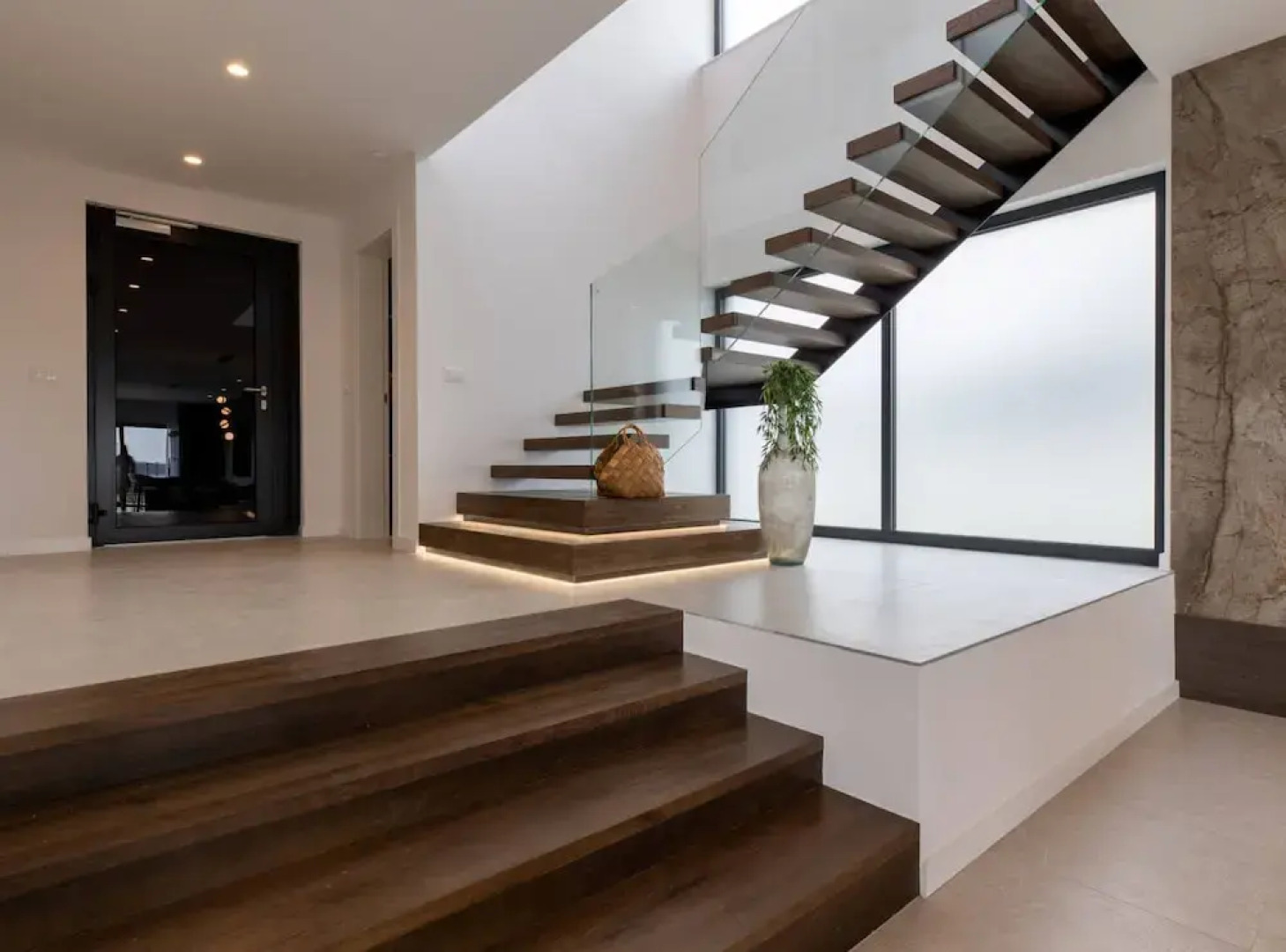 Moonlit Mirage Villa With Pool, Gym and Sauna