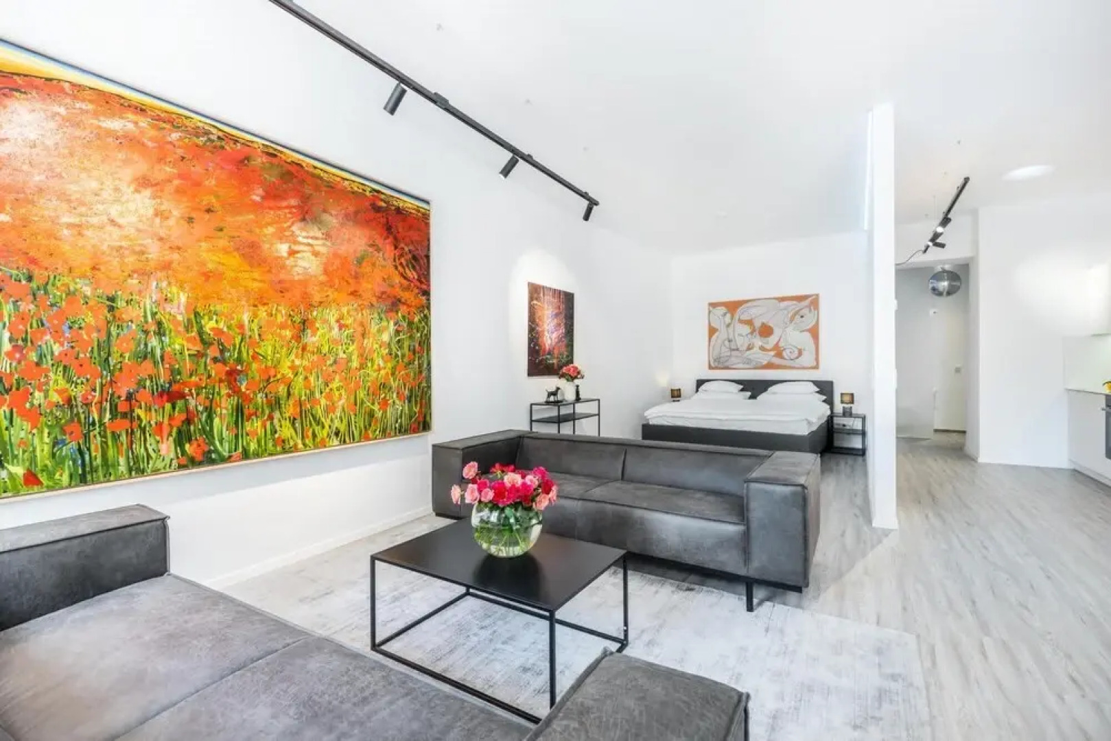 Deluxe Apartment Art Collection With King Bed and Air Conditioning