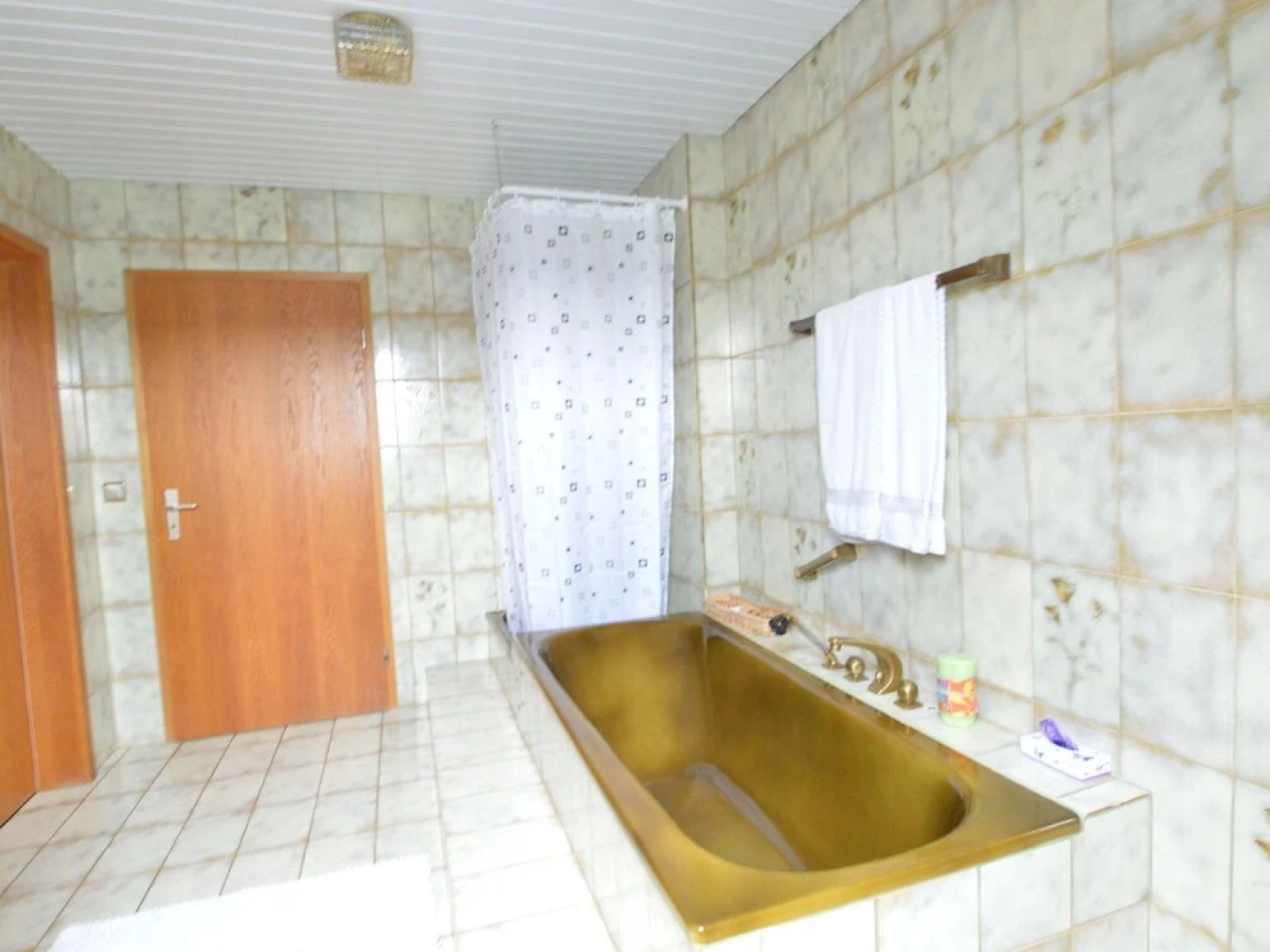 Comfortable Home With Large Sunny Garden In Beautiful Surroundings