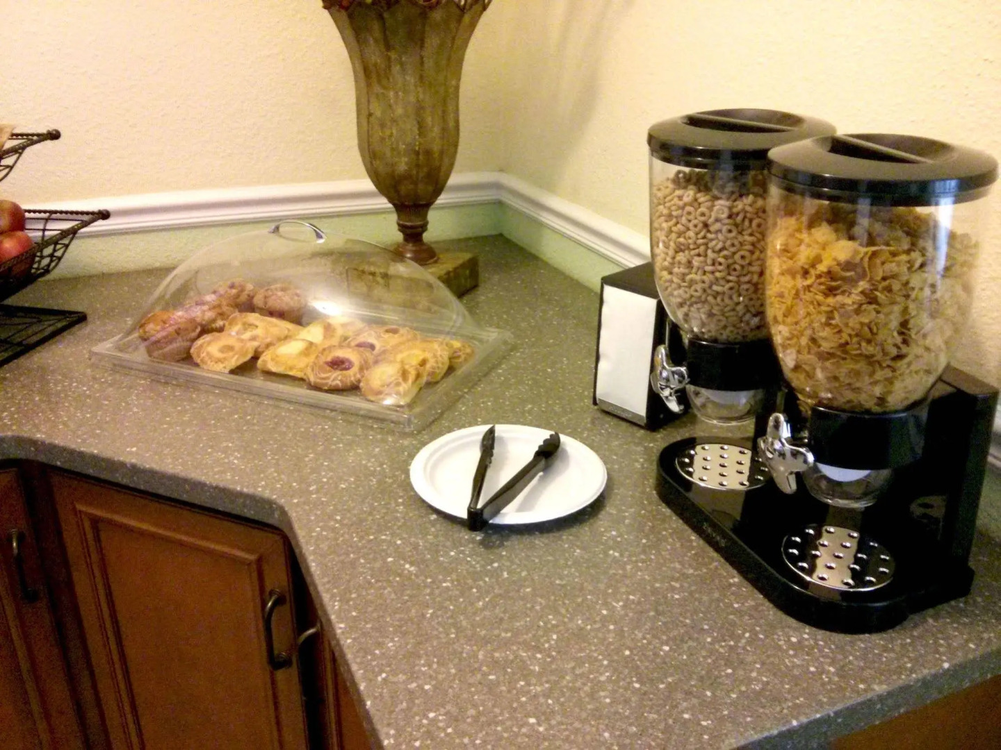 Charm Motel & Suites