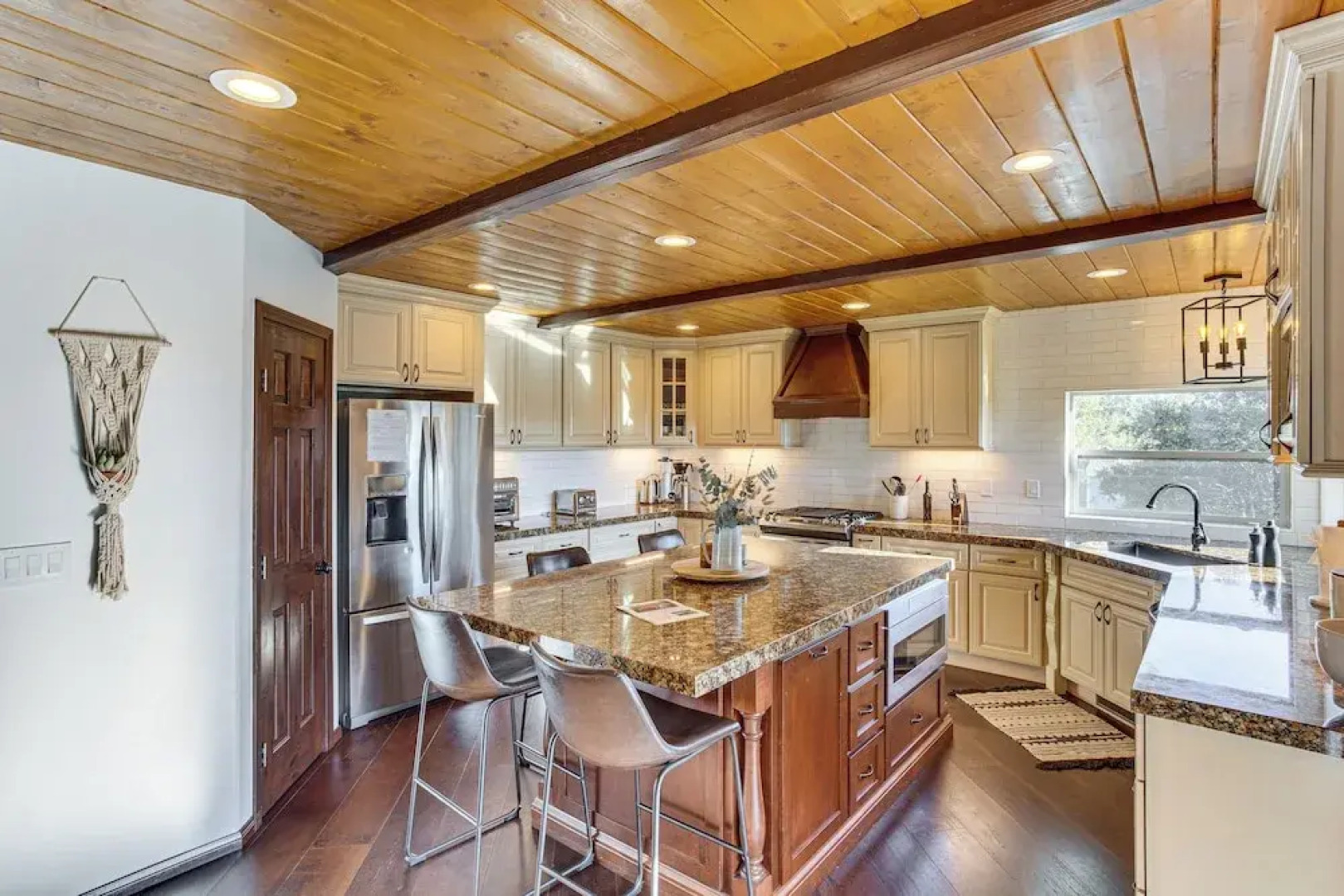 Lake Arrowhead Cabin: 4 Decks, Game Room + More!