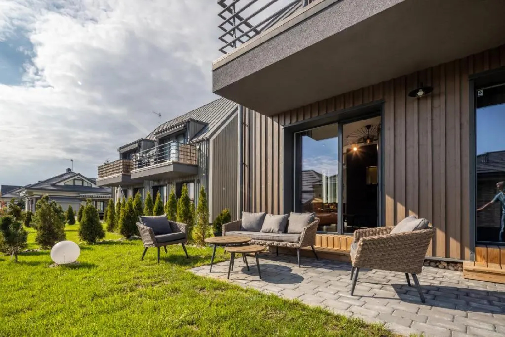 Green Shine Apartment, By Cohost