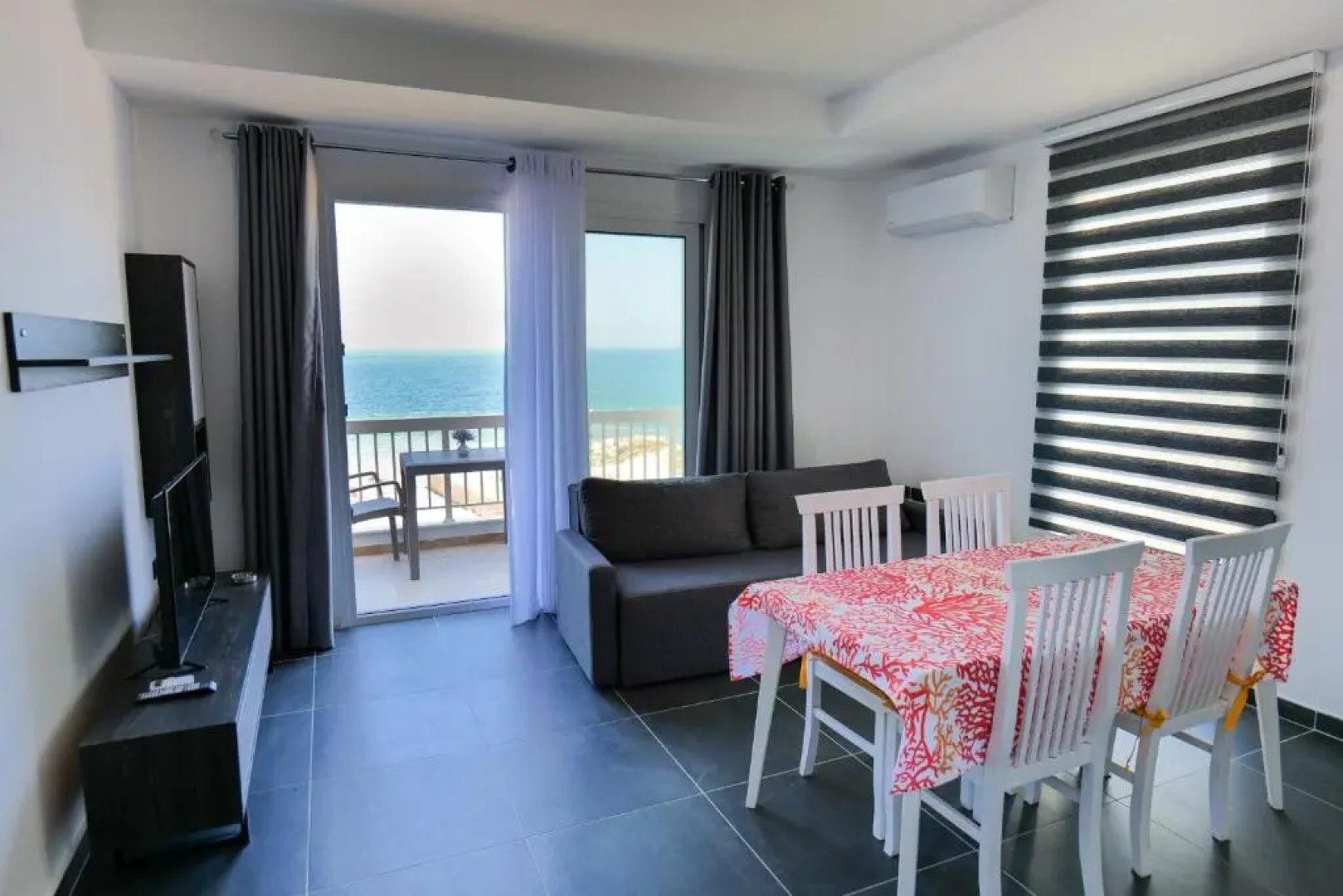 The Peak Hotel & Lounge