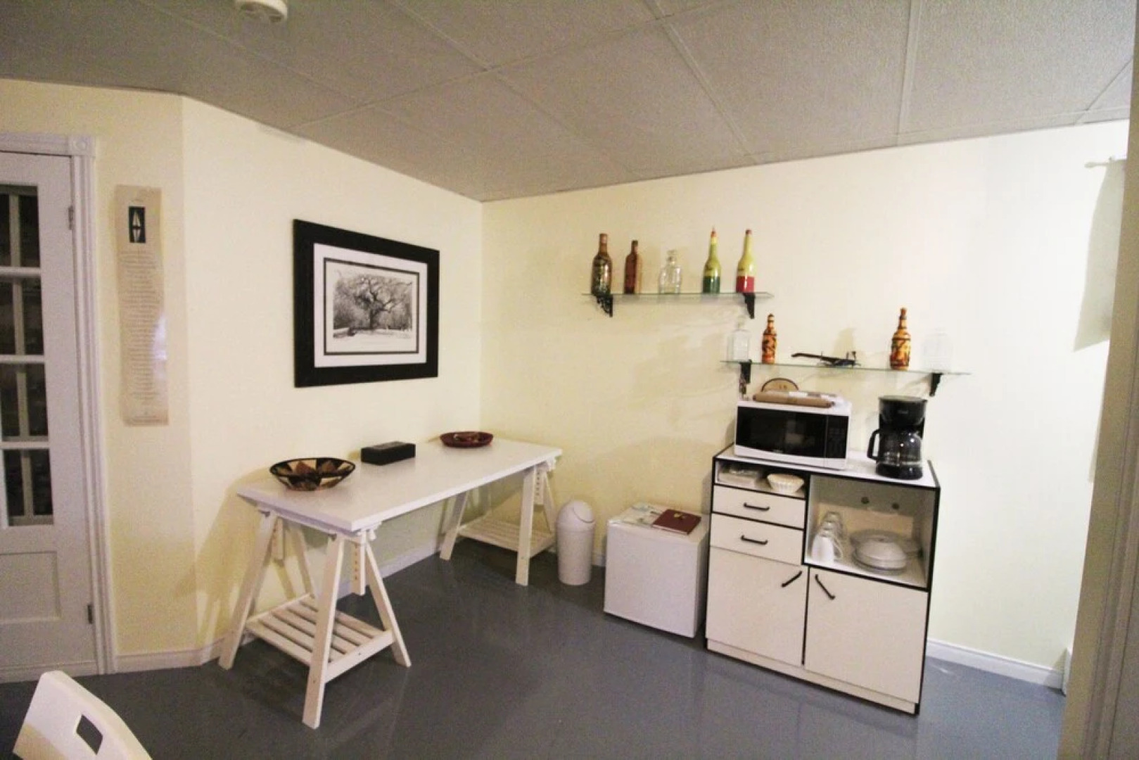 Room in Guest Room - Gandhi Very Large Room Decorated in Indian Style, Office Space and Sofa