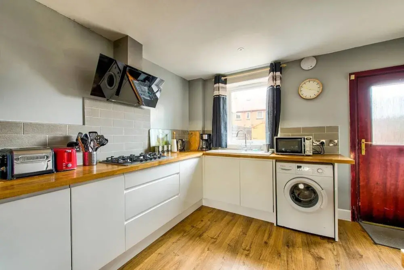 Naturally Well-lit and Serene Holiday Home w\ Parking