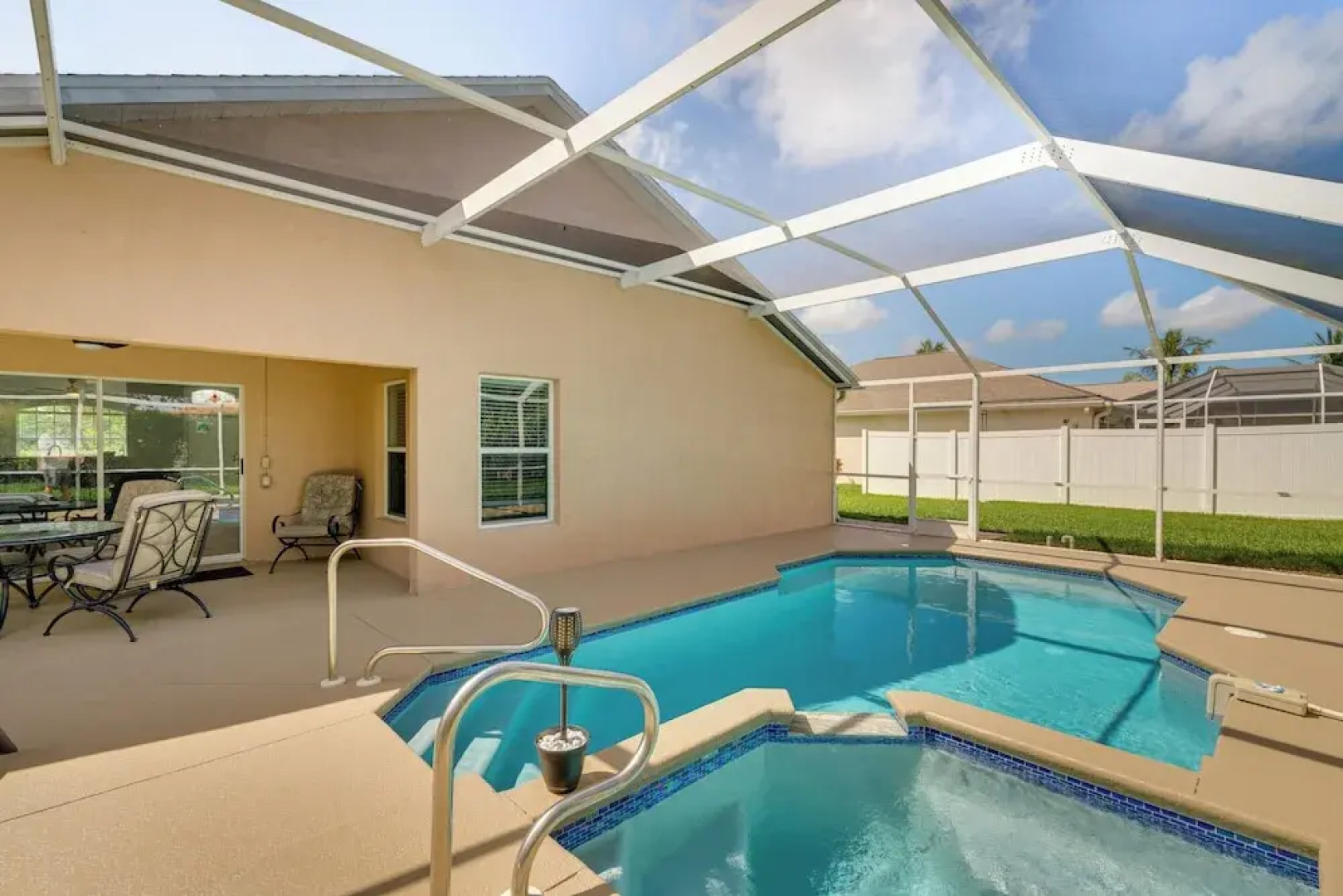 4 Mi to Beaches: Fort Myers Escape w/ Patio