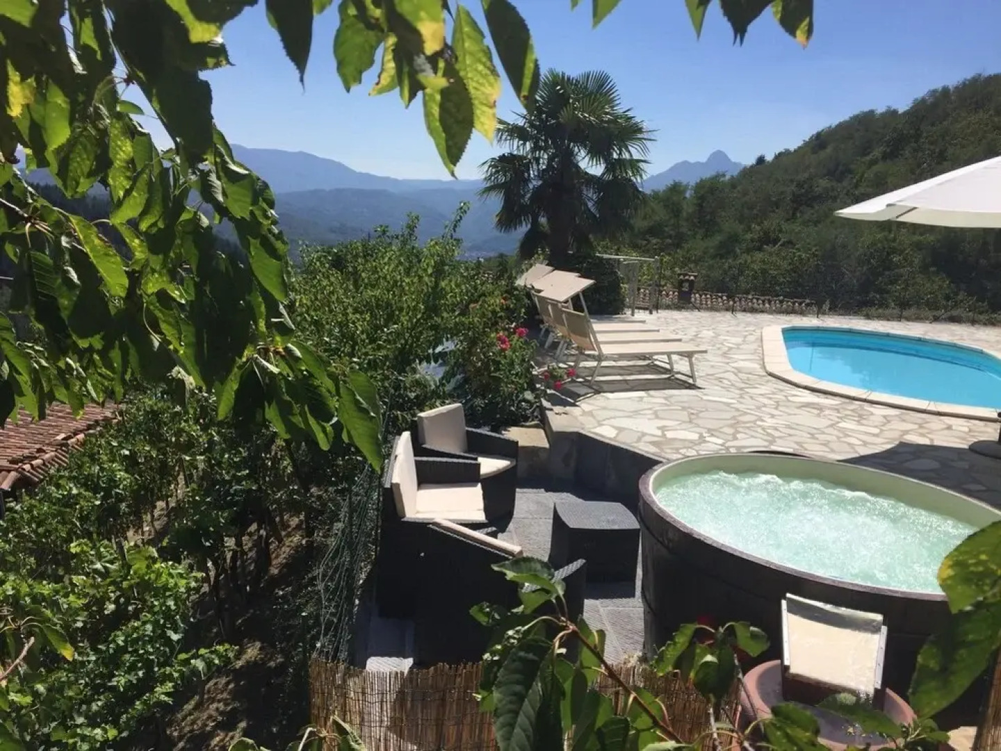 Lovely Farmhouse in Castiglione di Garfagnana with Hot Tub