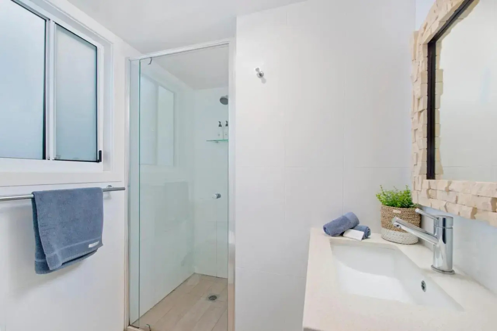 Middle Rock Beach House - Beach Front, Lake Cathie