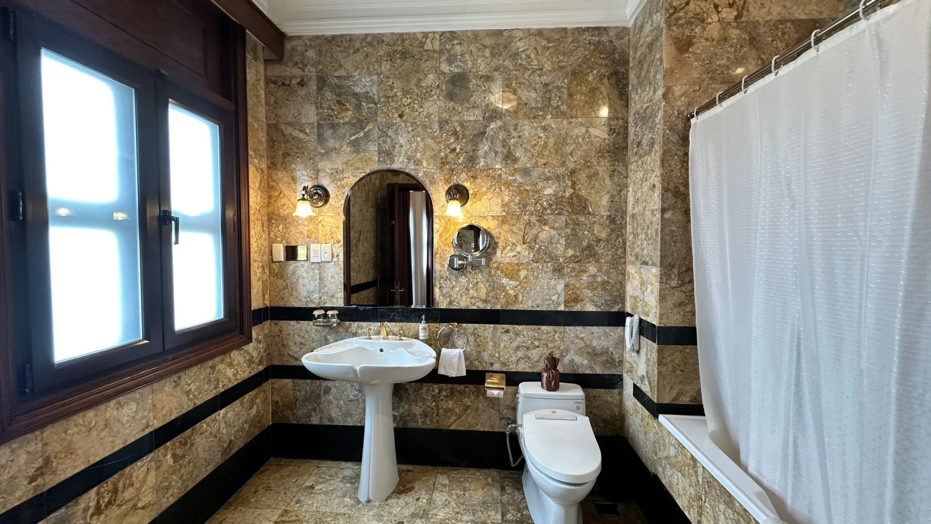 Hotel Majestic Saigon