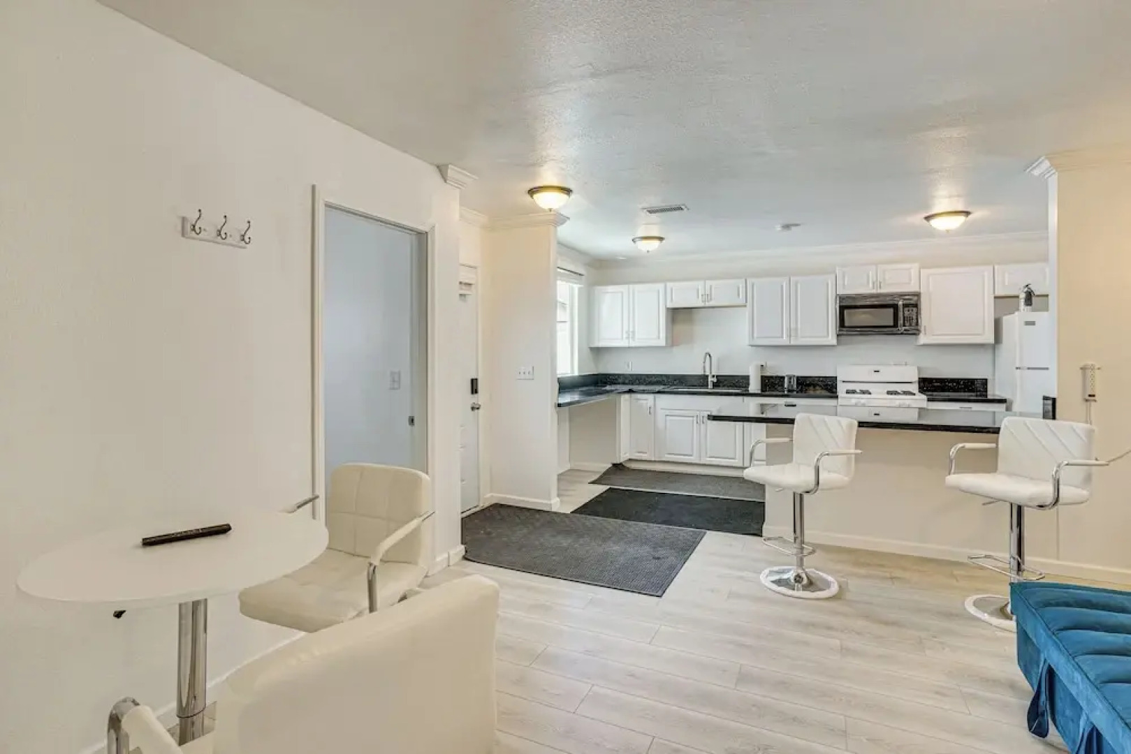 Between LA & Orange County: Quiet Getaway w/ Patio