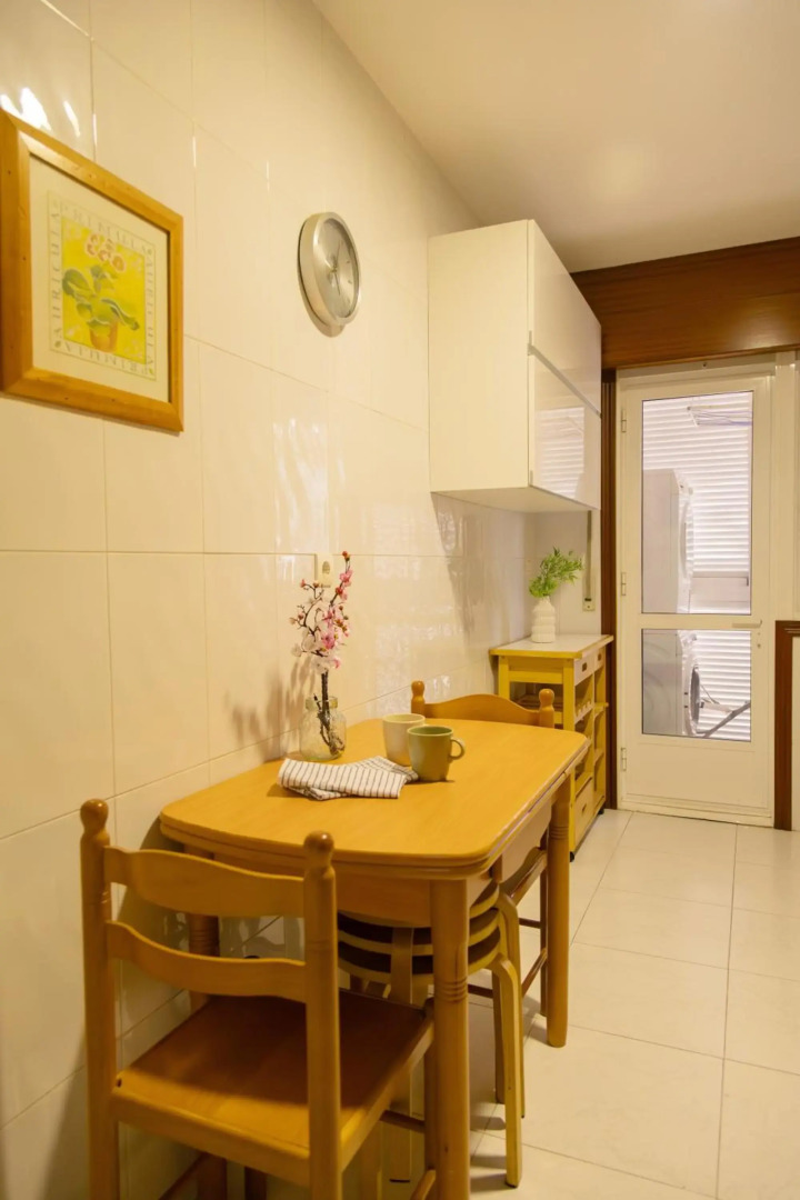 Apartamento completo, amplio, muy iluminado y con plaza de garaje incluida.