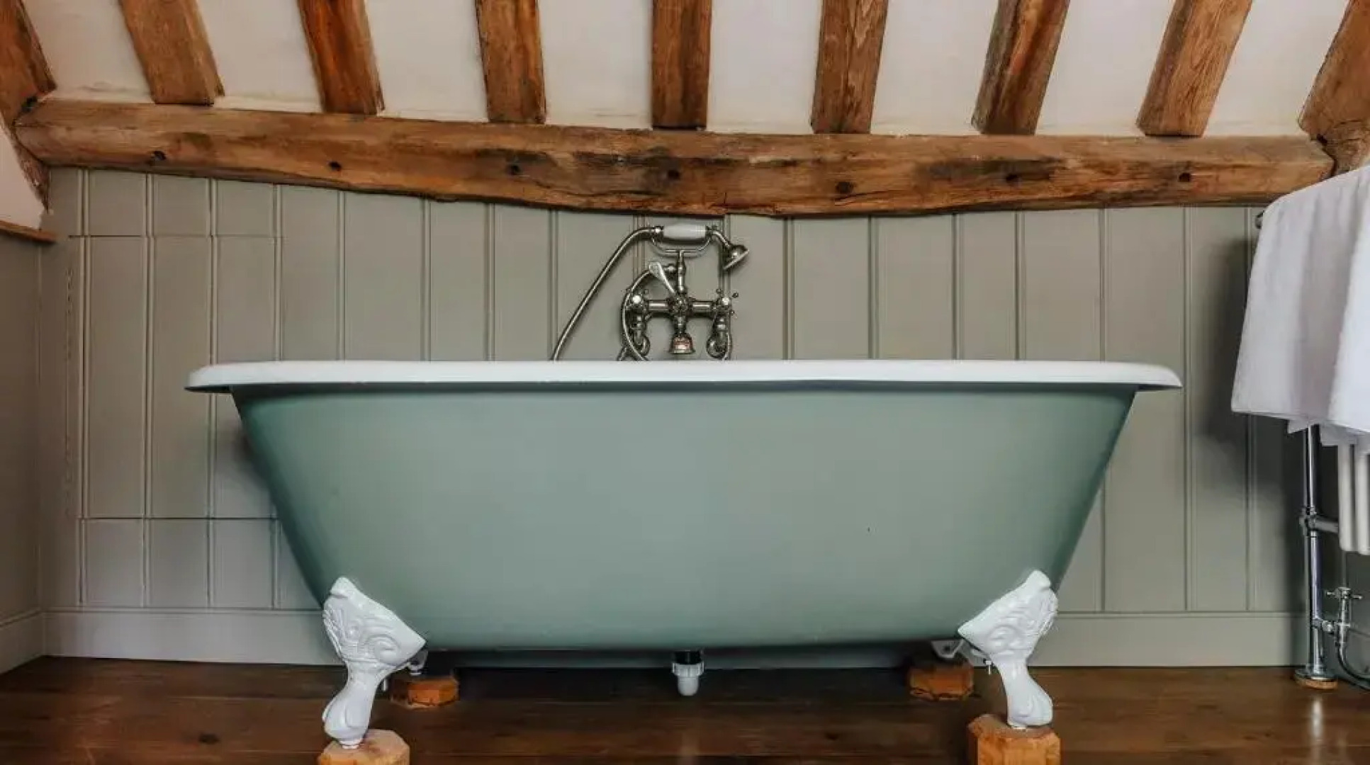 Lavish Tudor Estate Gardens - Sleeps 25