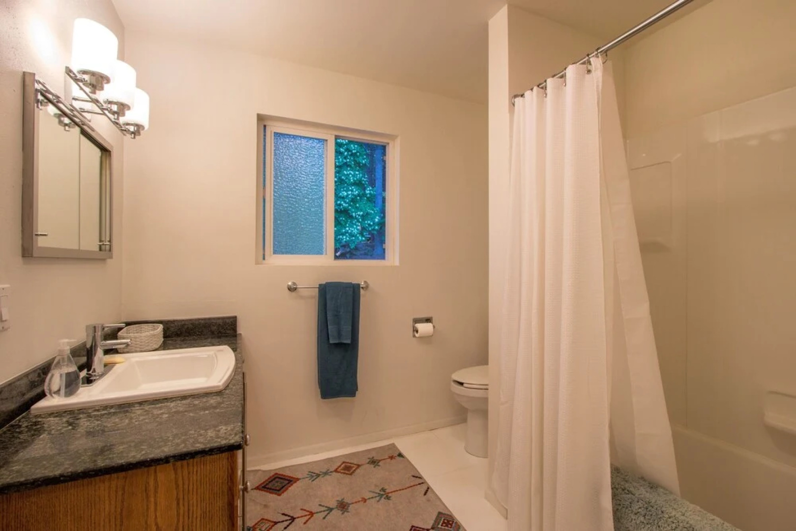 Eye On The Gorge 2 Bedroom Home by RedAwning