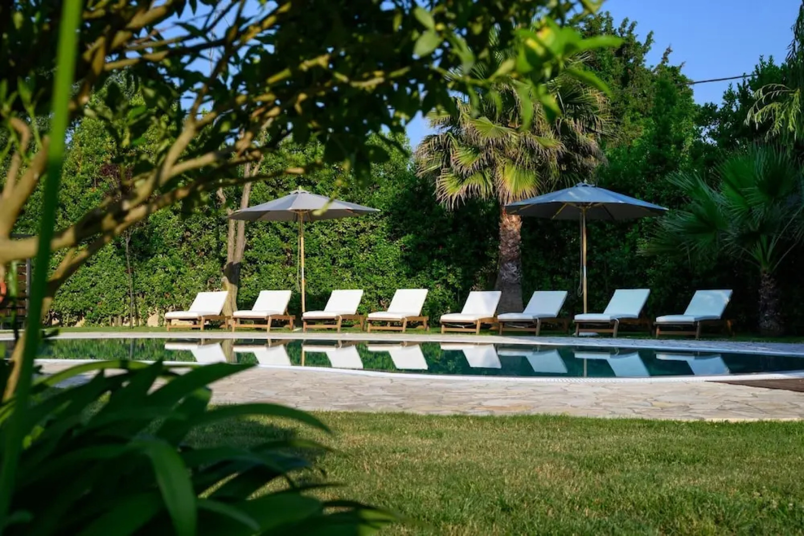 Villa Black White Dassia