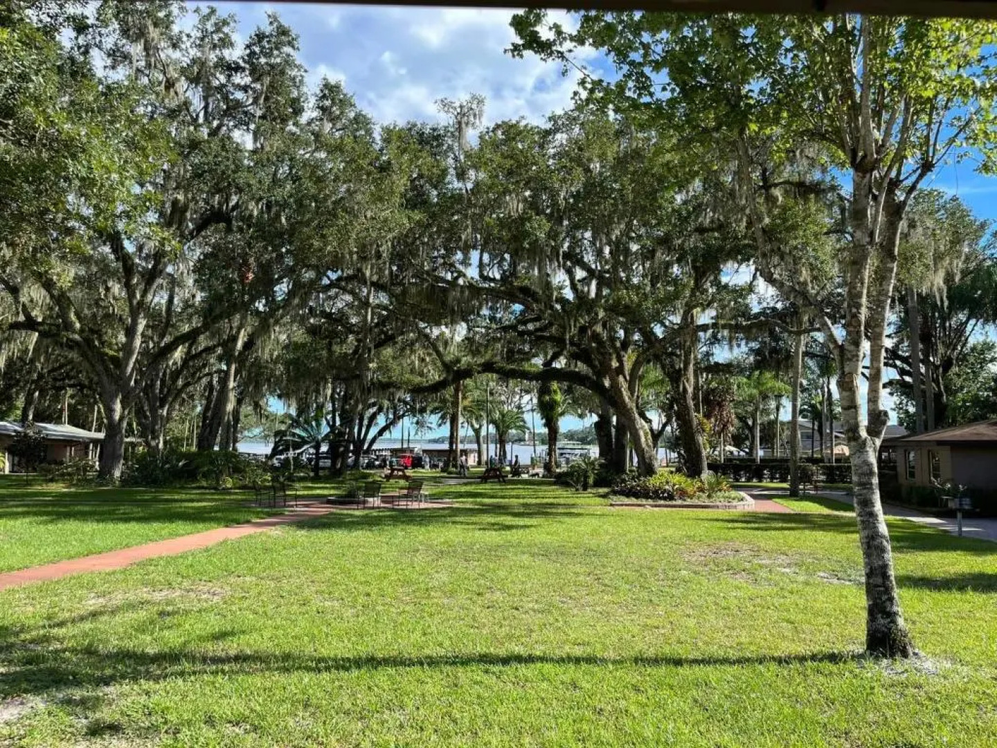 Tropical Resort & Marina on Lake Beresford