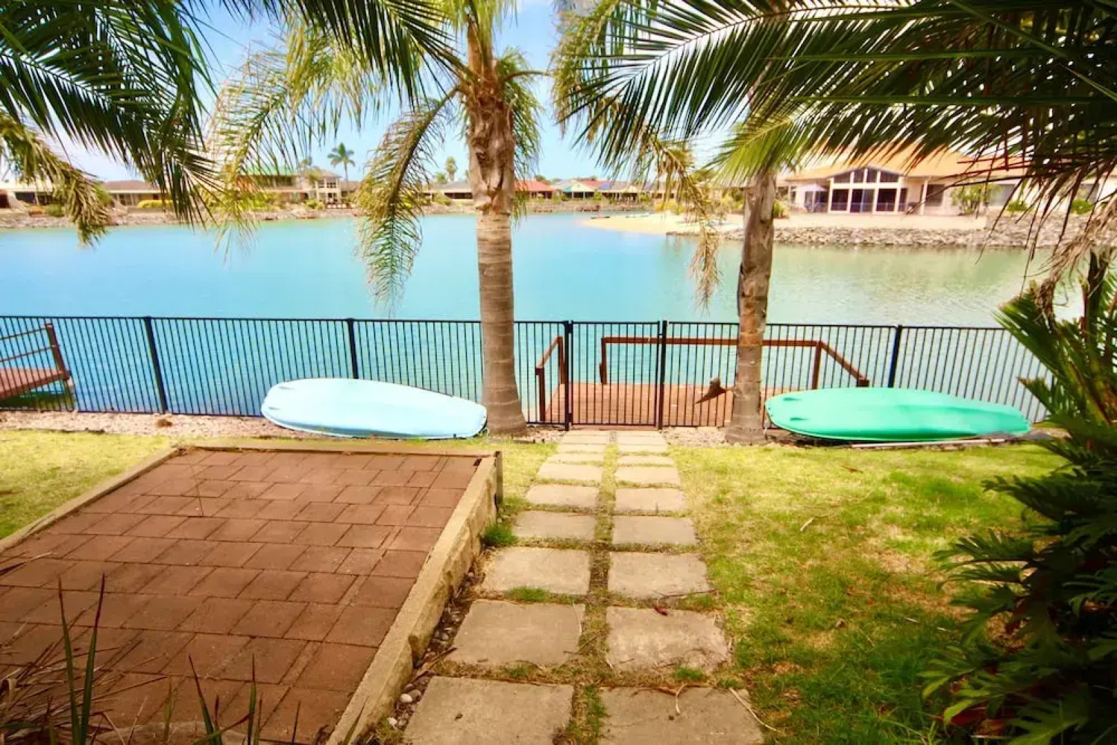 Lakeside Getaway - 4BR Jetty Wi-fi Waterfront