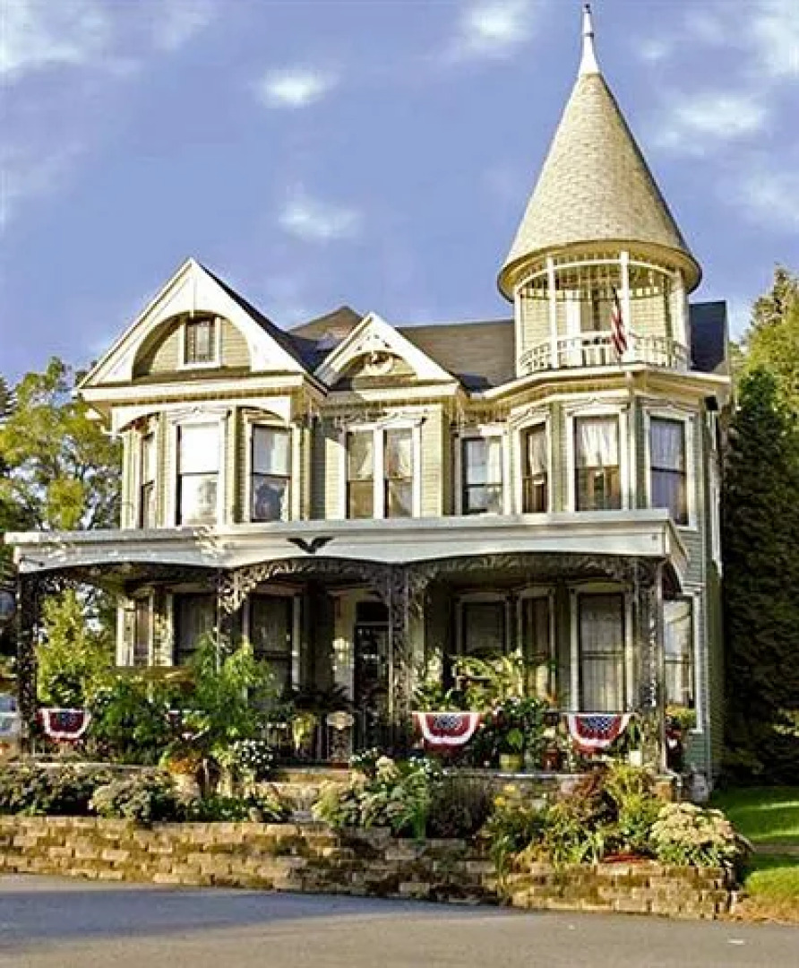 Gelinas Manor Victorian Bed & Breakfast