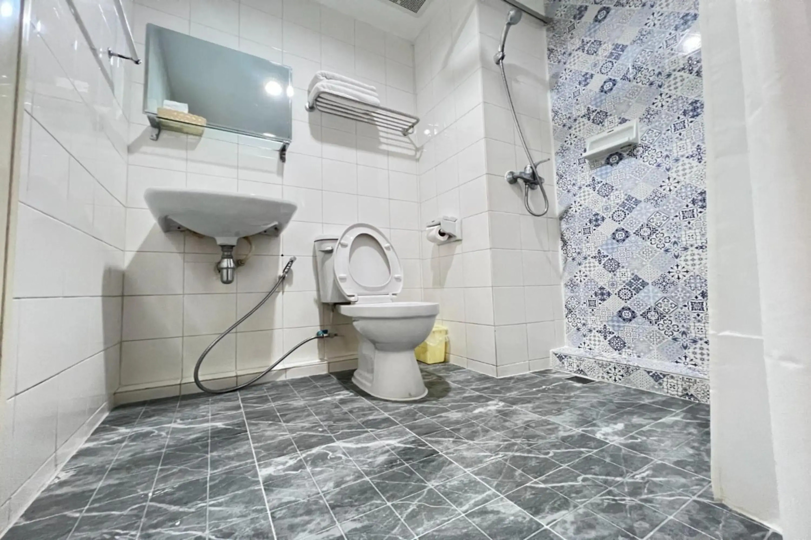 Hotel Live Max Yokohama Motomachi Ekimae