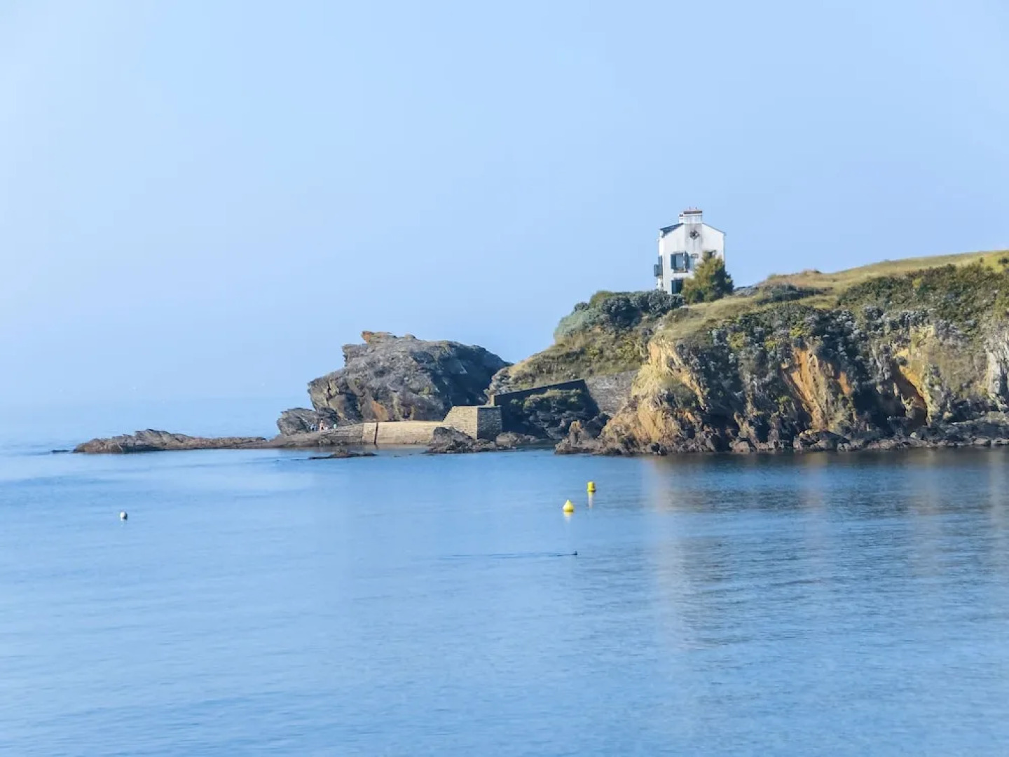 Beautiful villa by the sea with a large garden, jacuzzi, sauna and steam room.