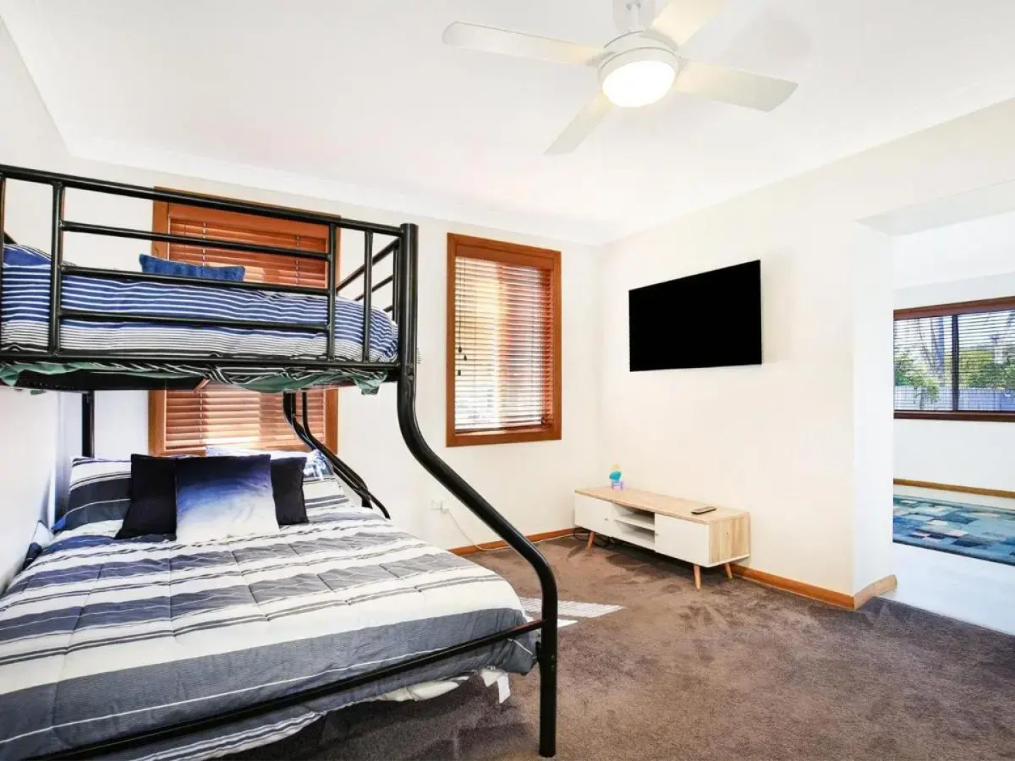 Shores - Pet-Friendly - 1 Min Walk to Beach