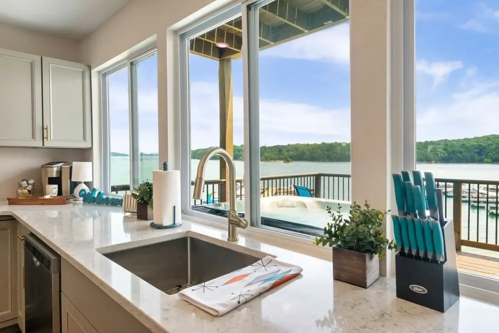 Luxury Lakehouse 4 Bedroom Home by Redawning