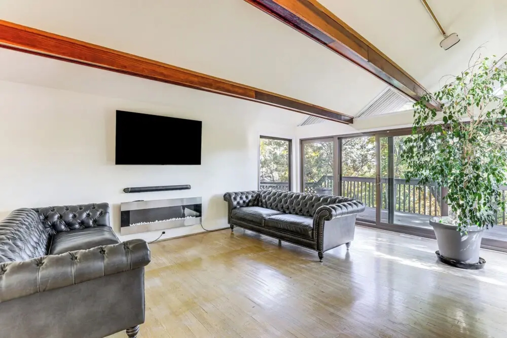 Spacious King of Prussia Home w/ 2 Game Rooms