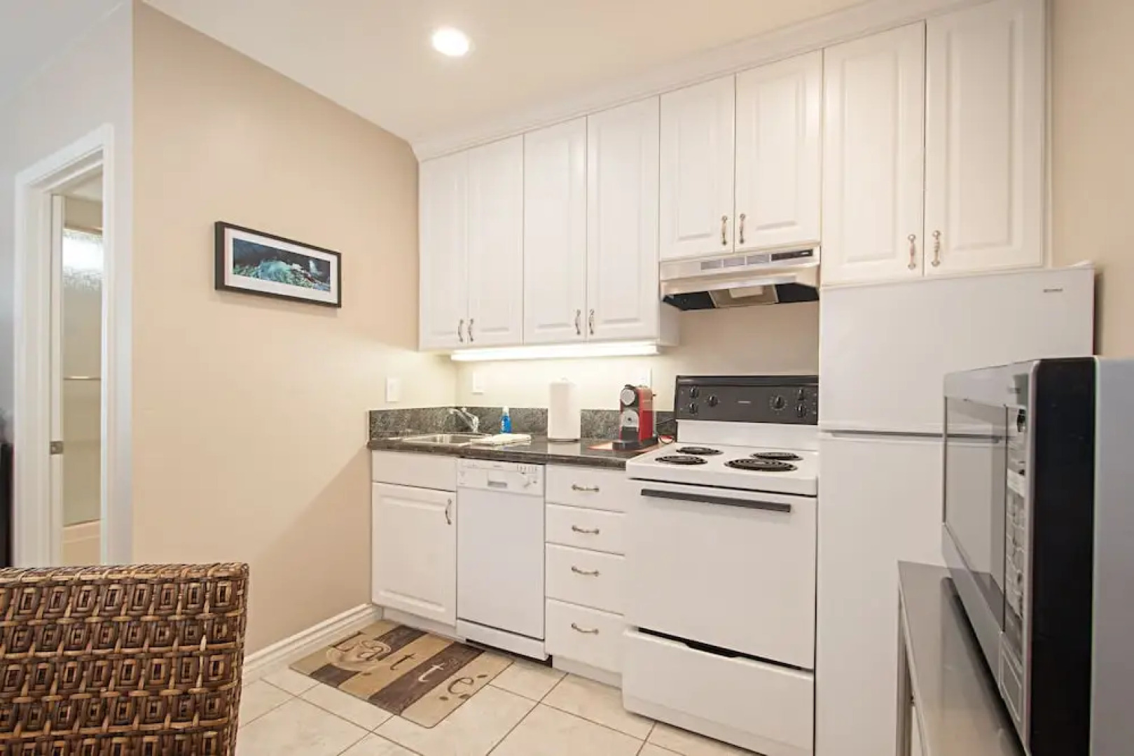 Huntington Beach Studio Blocks to the Beach and Downtown apts