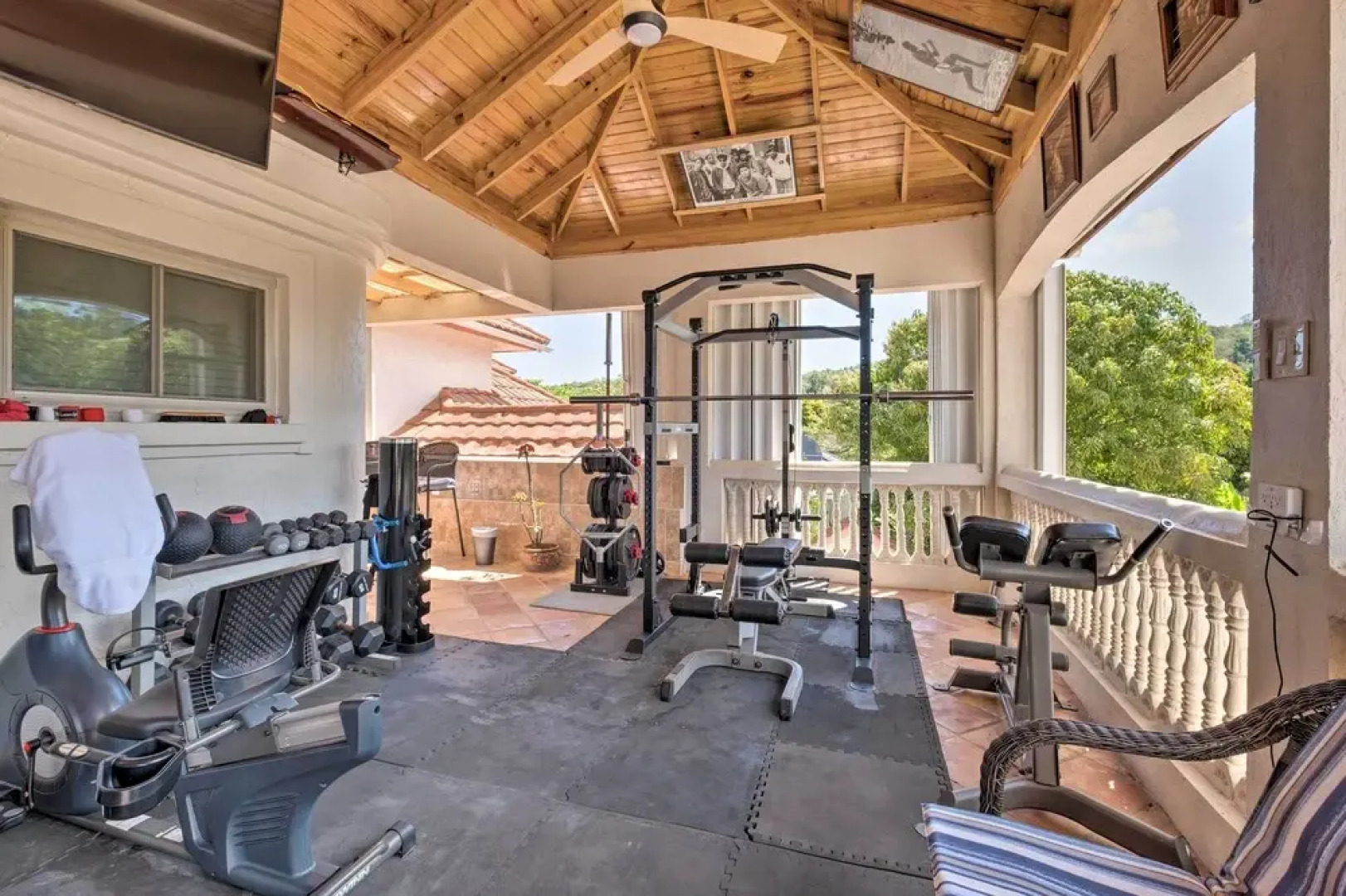 Oceanfront 'majestic Beach House' w/ Gym + Pool!