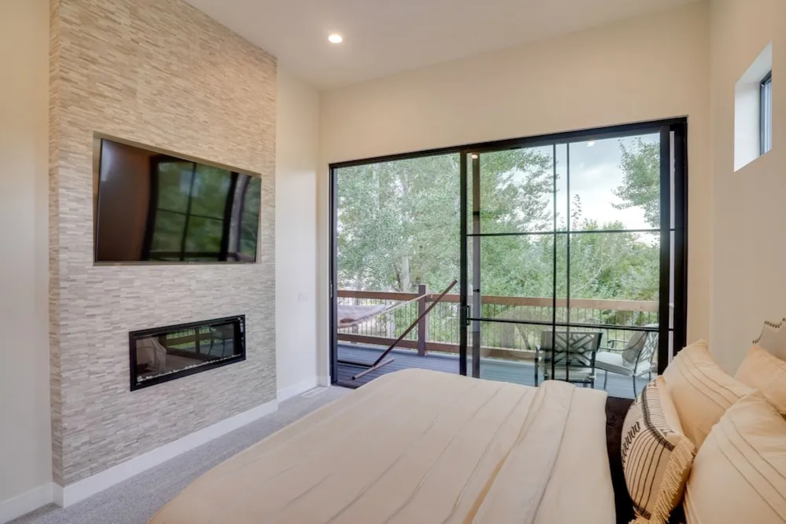 Chic Utah Getaway w/ Fireplace, Sauna & 2 Decks!
