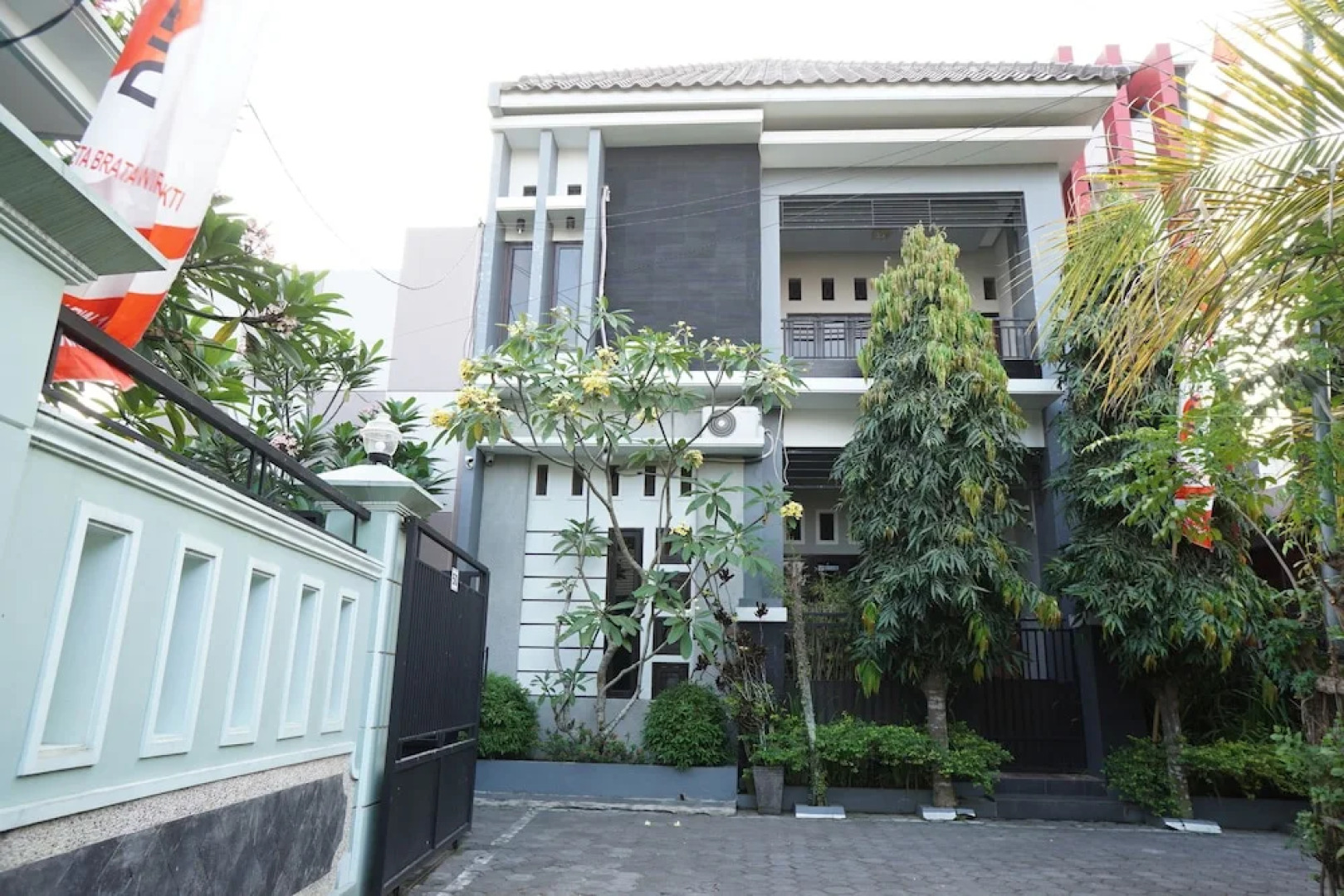 OYO Life 93045 Kost Putra Bu Ketut
